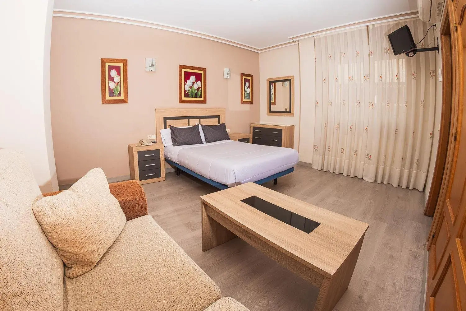 Double Room with Free Airport Shuttle in Hostal El Cruce Double Room with Free Airport Shuttle in Hostal El Cruce