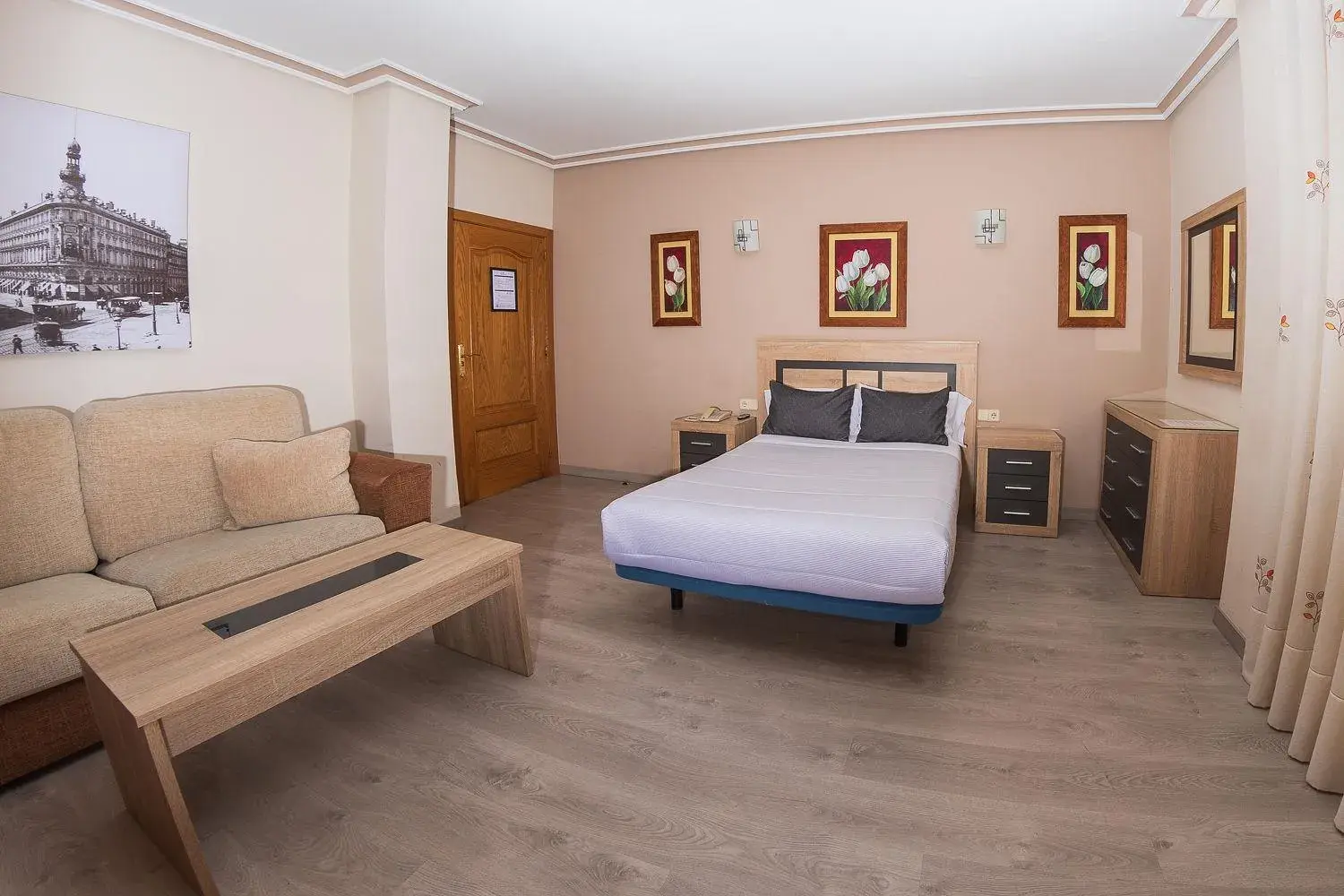 Double Room with Free Airport Shuttle in Hostal El Cruce Double Room with Free Airport Shuttle in Hostal El Cruce