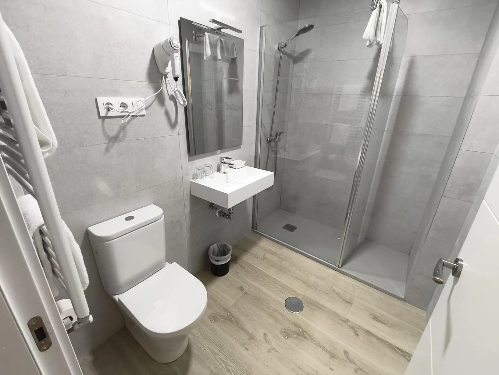 Shower in Hostal El Cruce