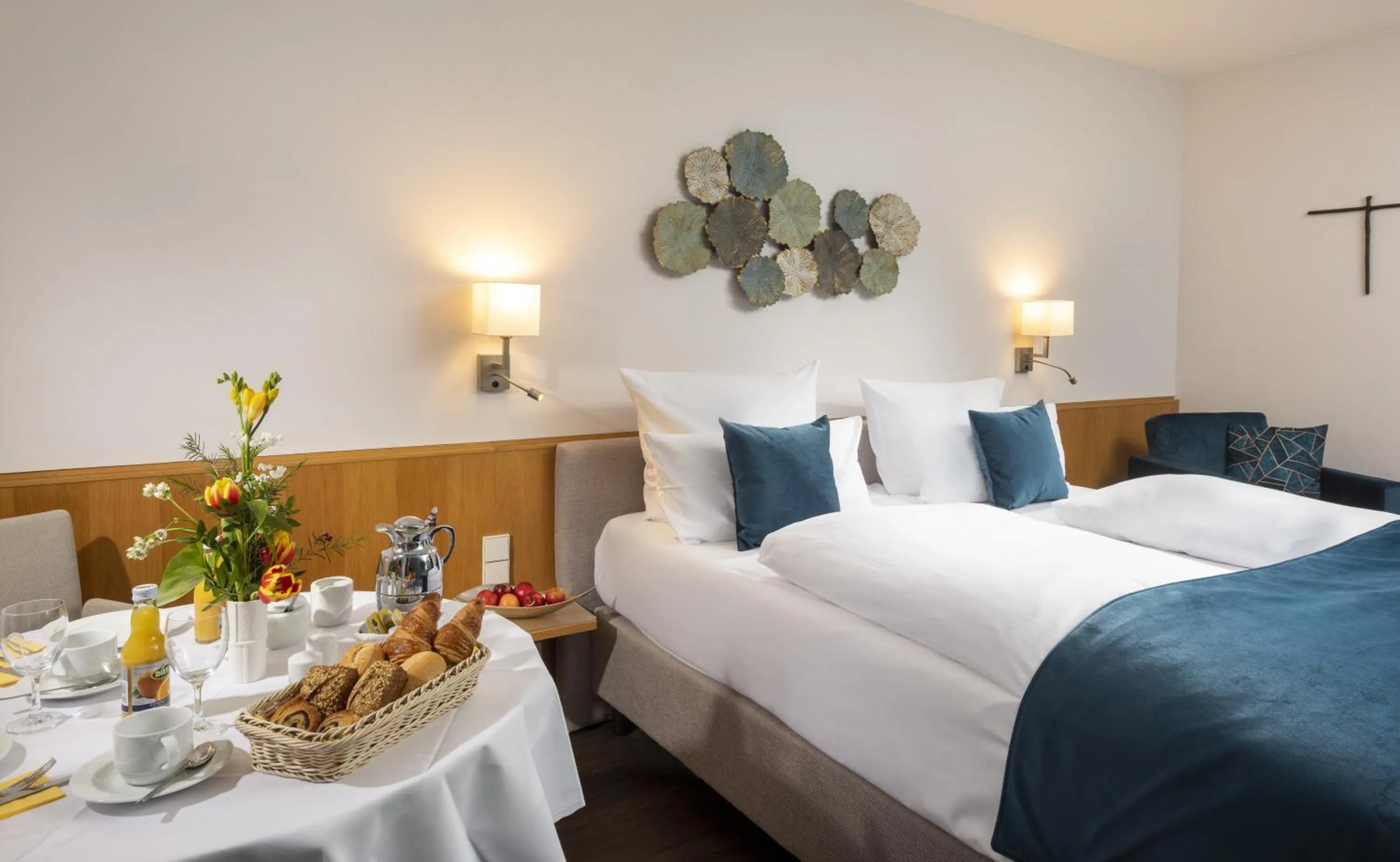 Photo of the whole room, Bed in Hotel Aquino Berlin