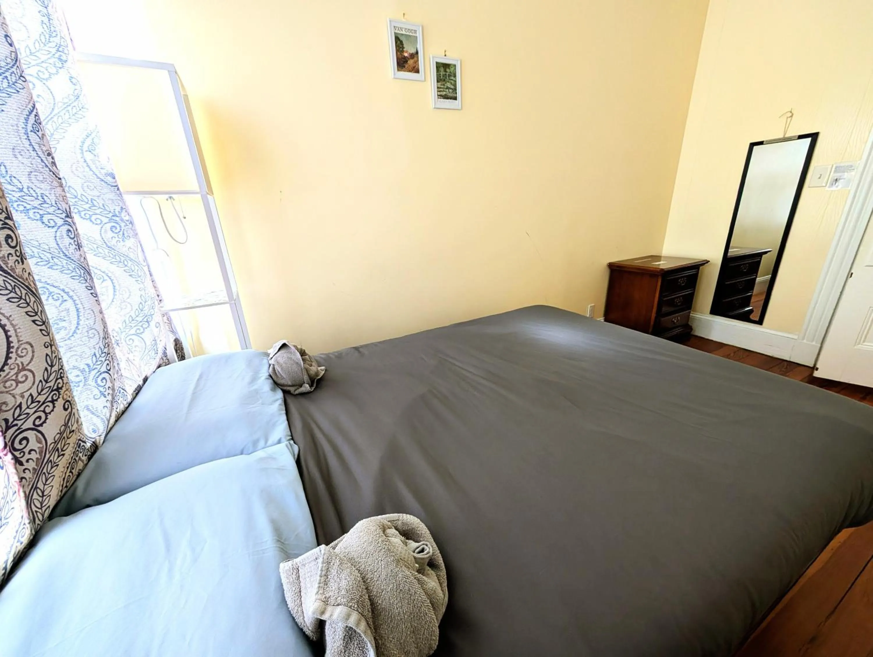 Photo of the whole room, Bed in Boston Homestel