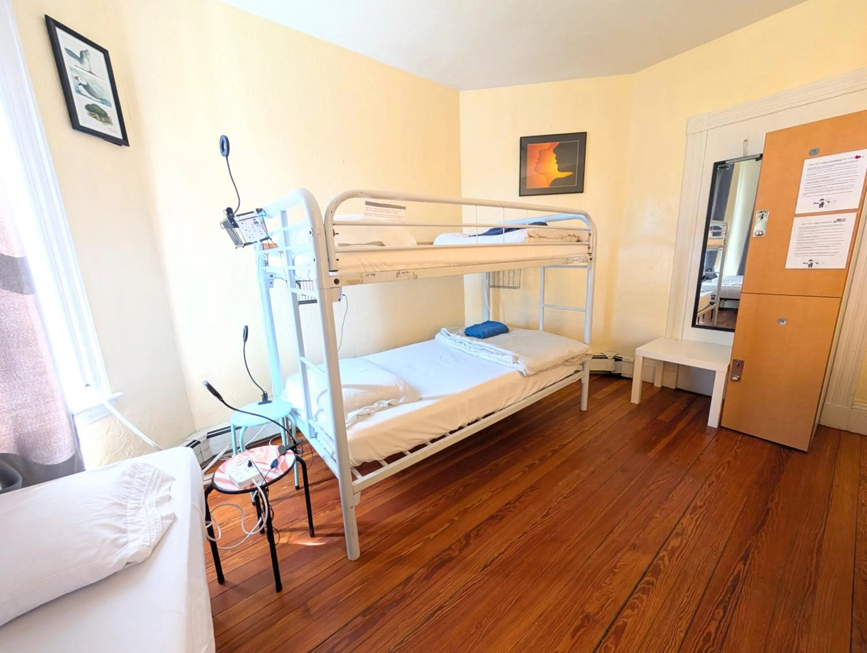 Photo of the whole room, Bed in Boston Homestel