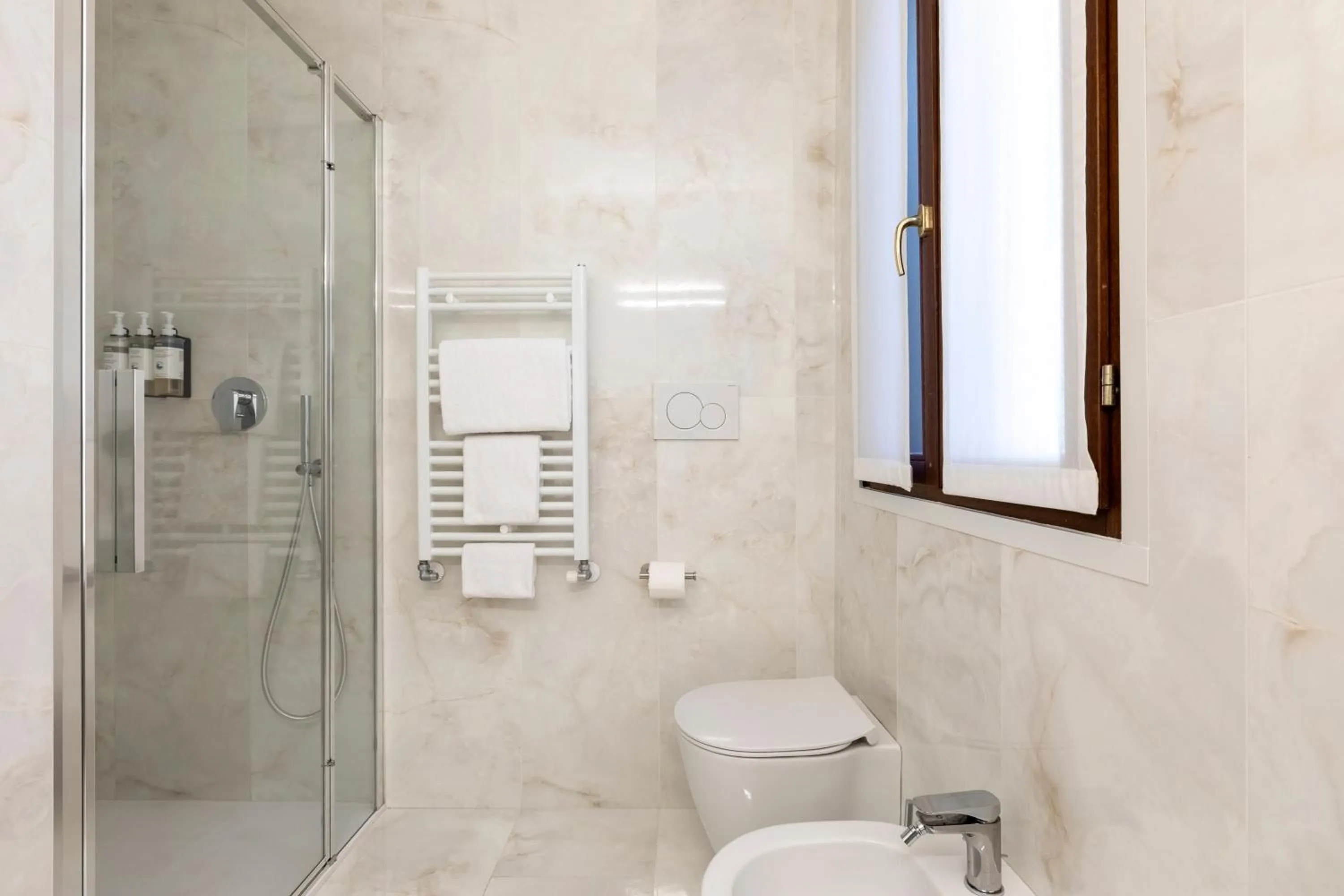 Shower in Numa Venice Palazzo Orseolo