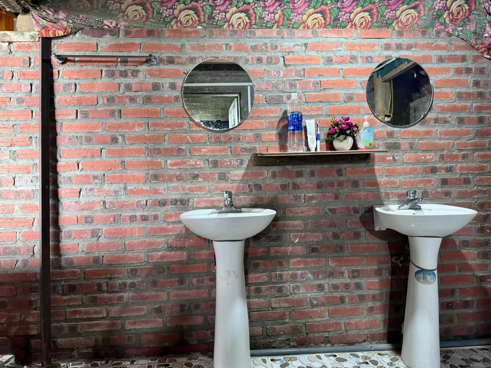 Shower in Surelee Homestay