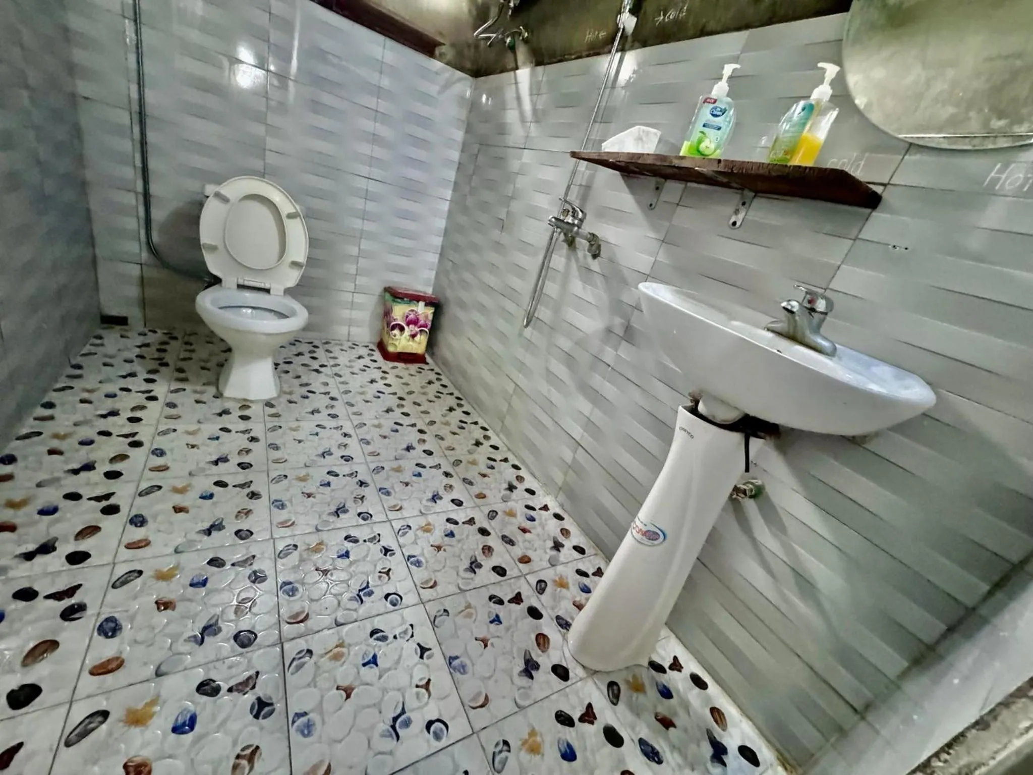 Shower in Surelee Homestay