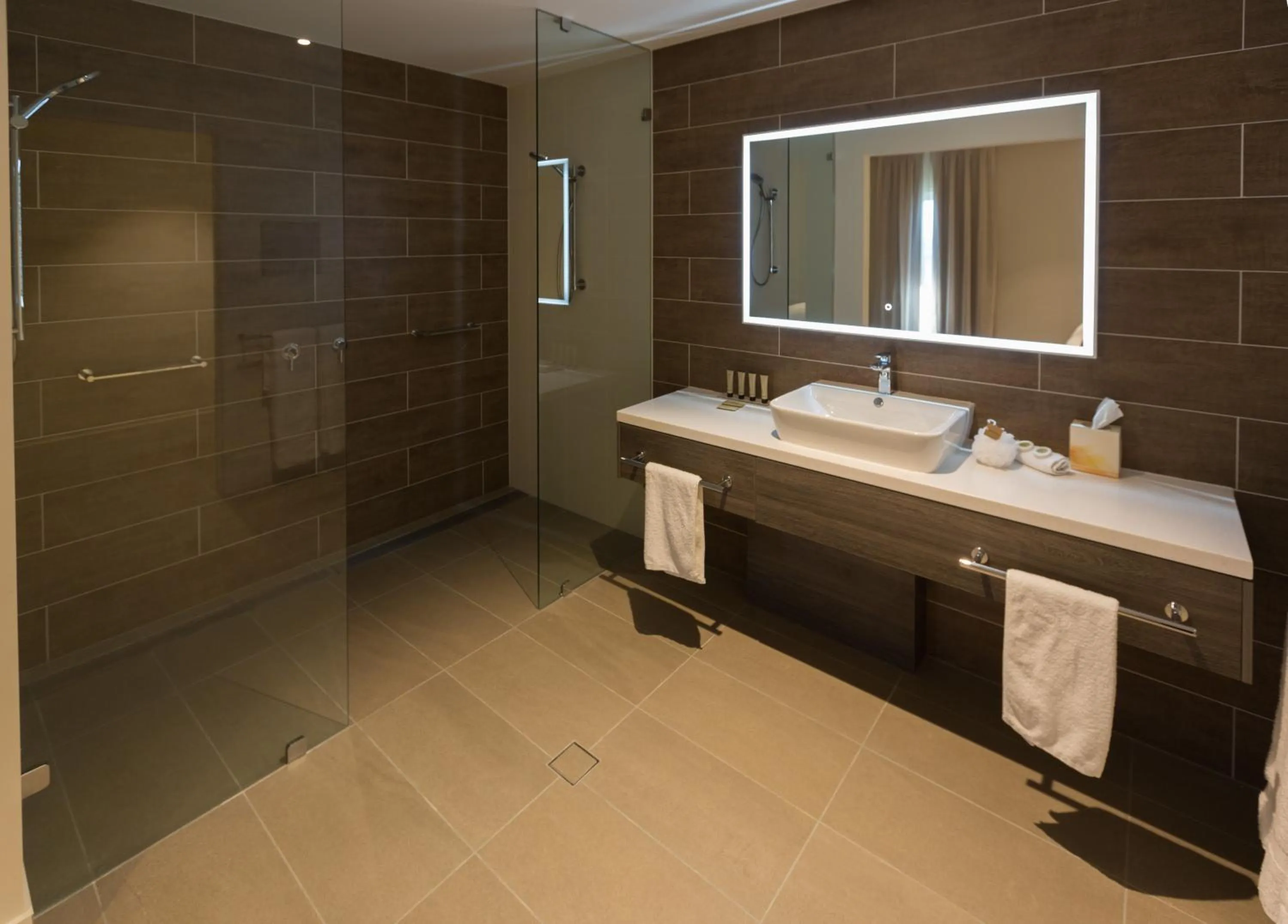 Bathroom in Porter's Plainland Hotel