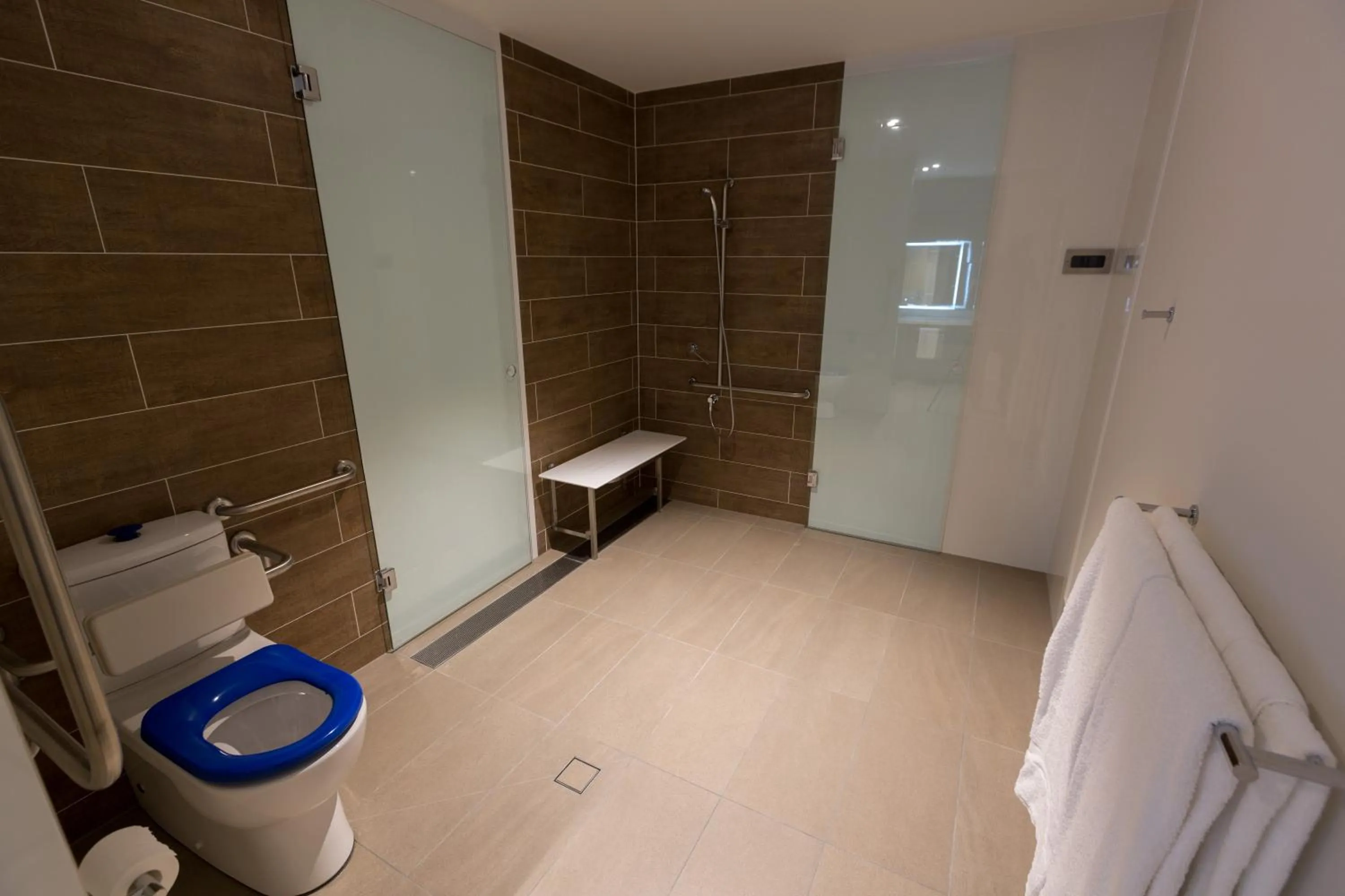 Toilet in Porter's Plainland Hotel