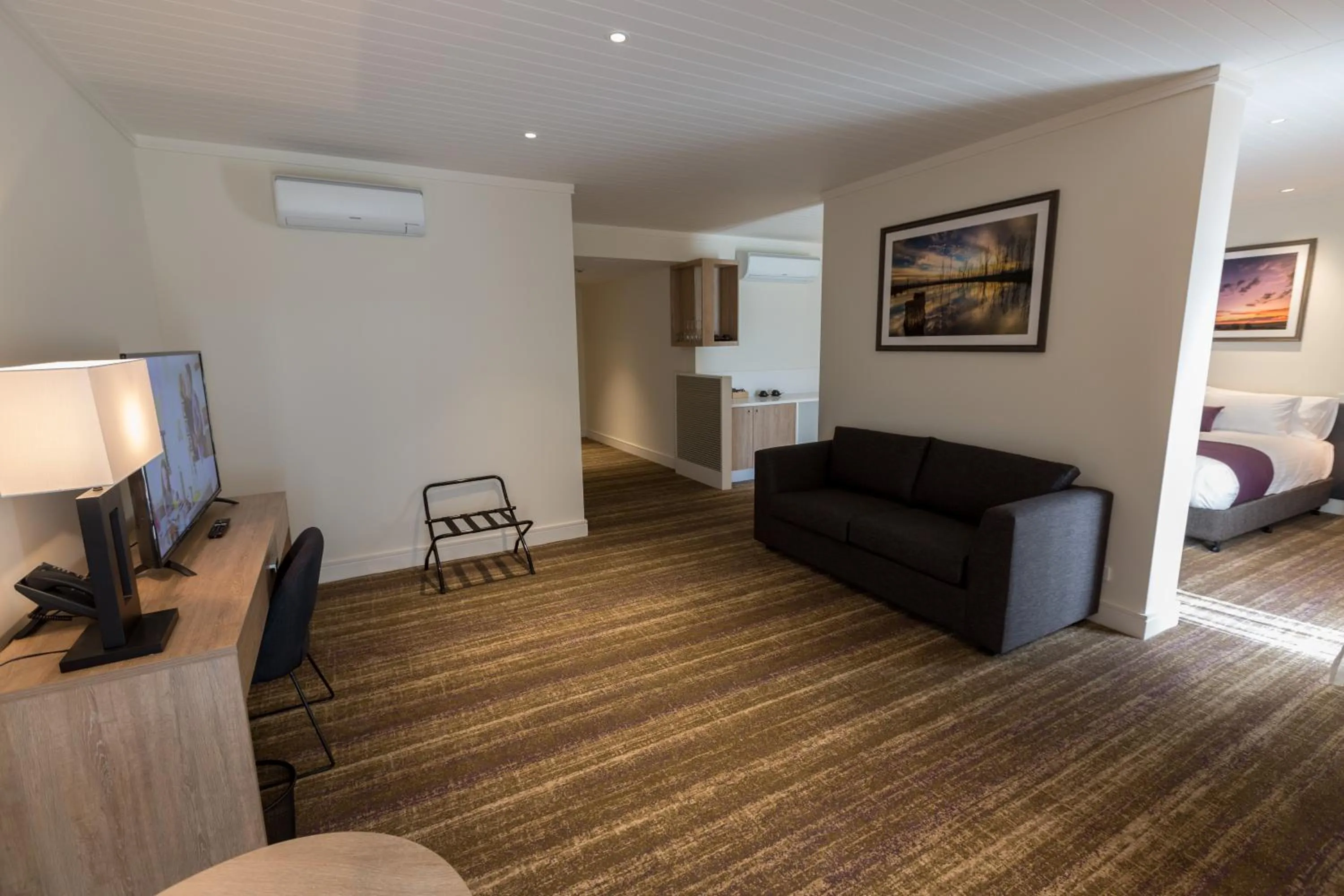 TV and multimedia, Bed in Porter's Plainland Hotel