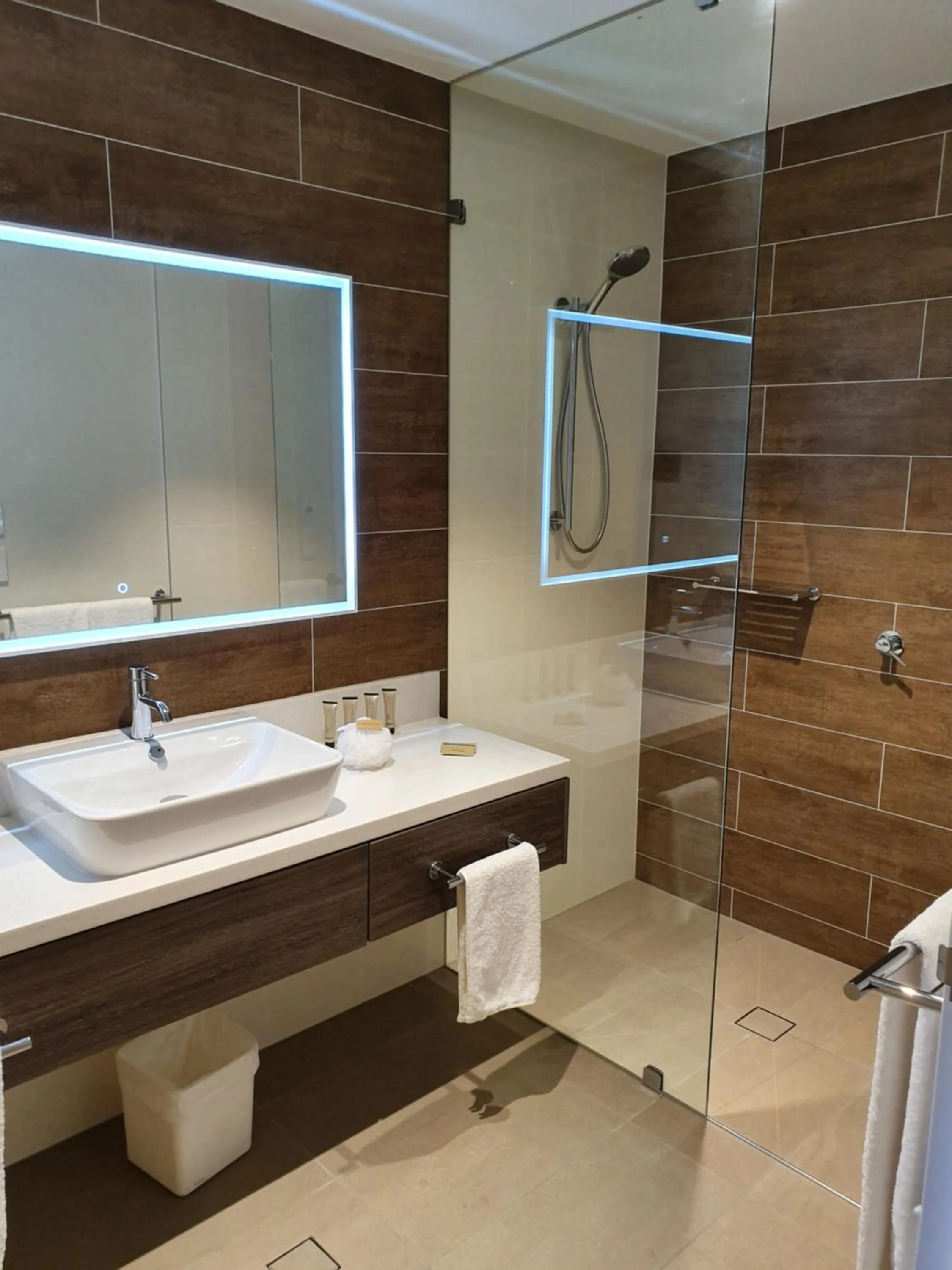 Bathroom in Porter's Plainland Hotel