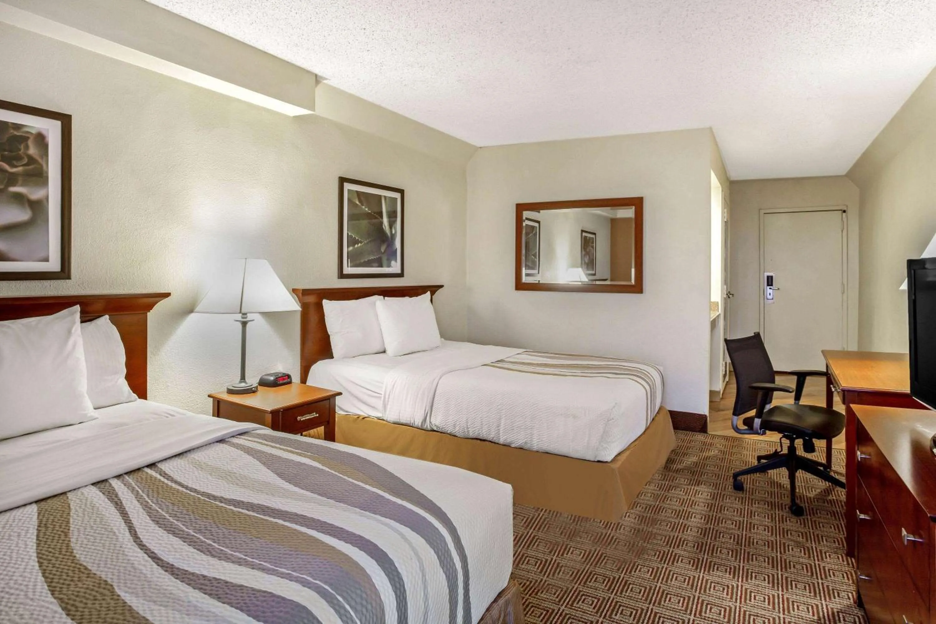 Photo of the whole room, Bed in La Quinta by Wyndham Stamford / New York City
