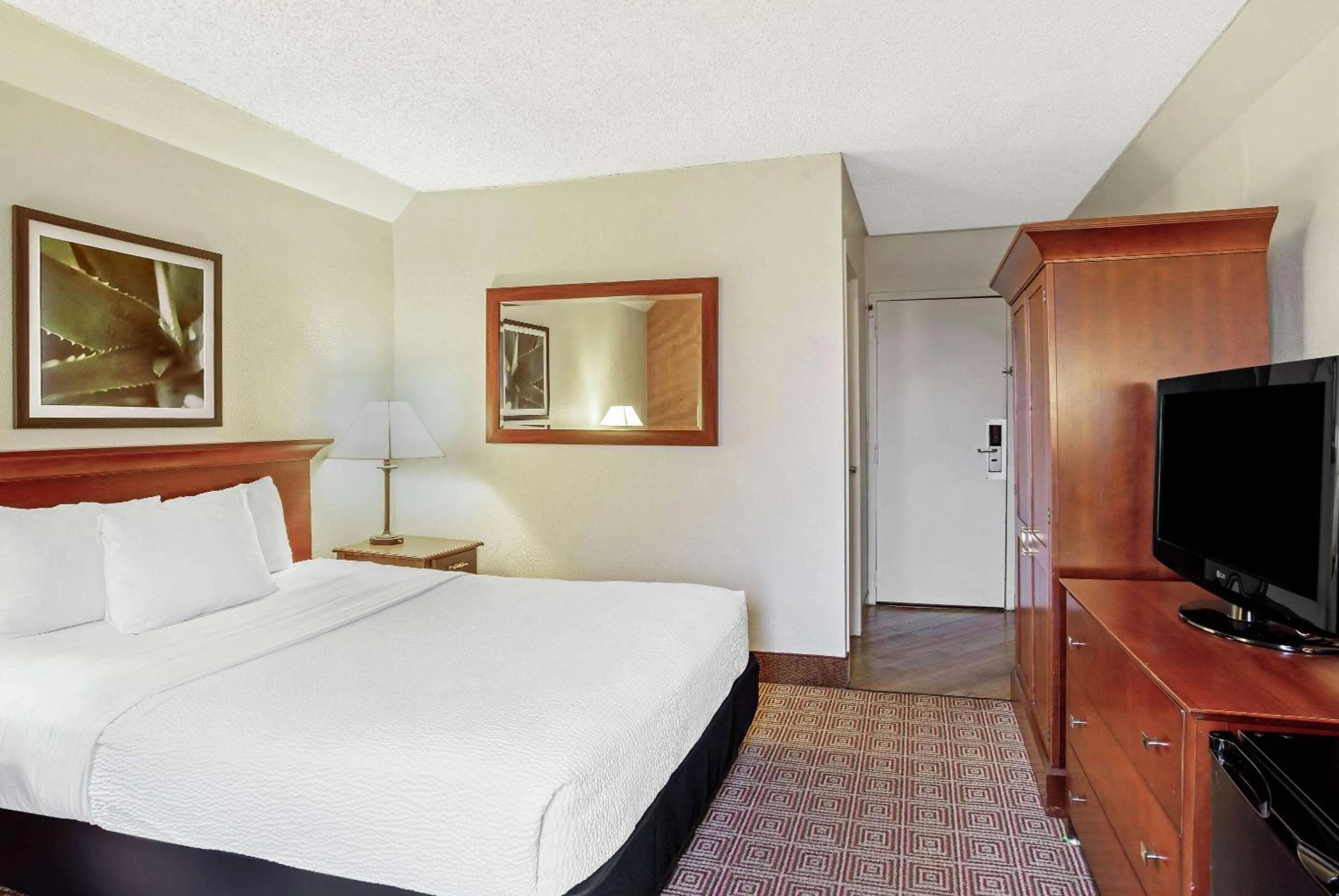 Photo of the whole room, Bed in La Quinta by Wyndham Stamford / New York City
