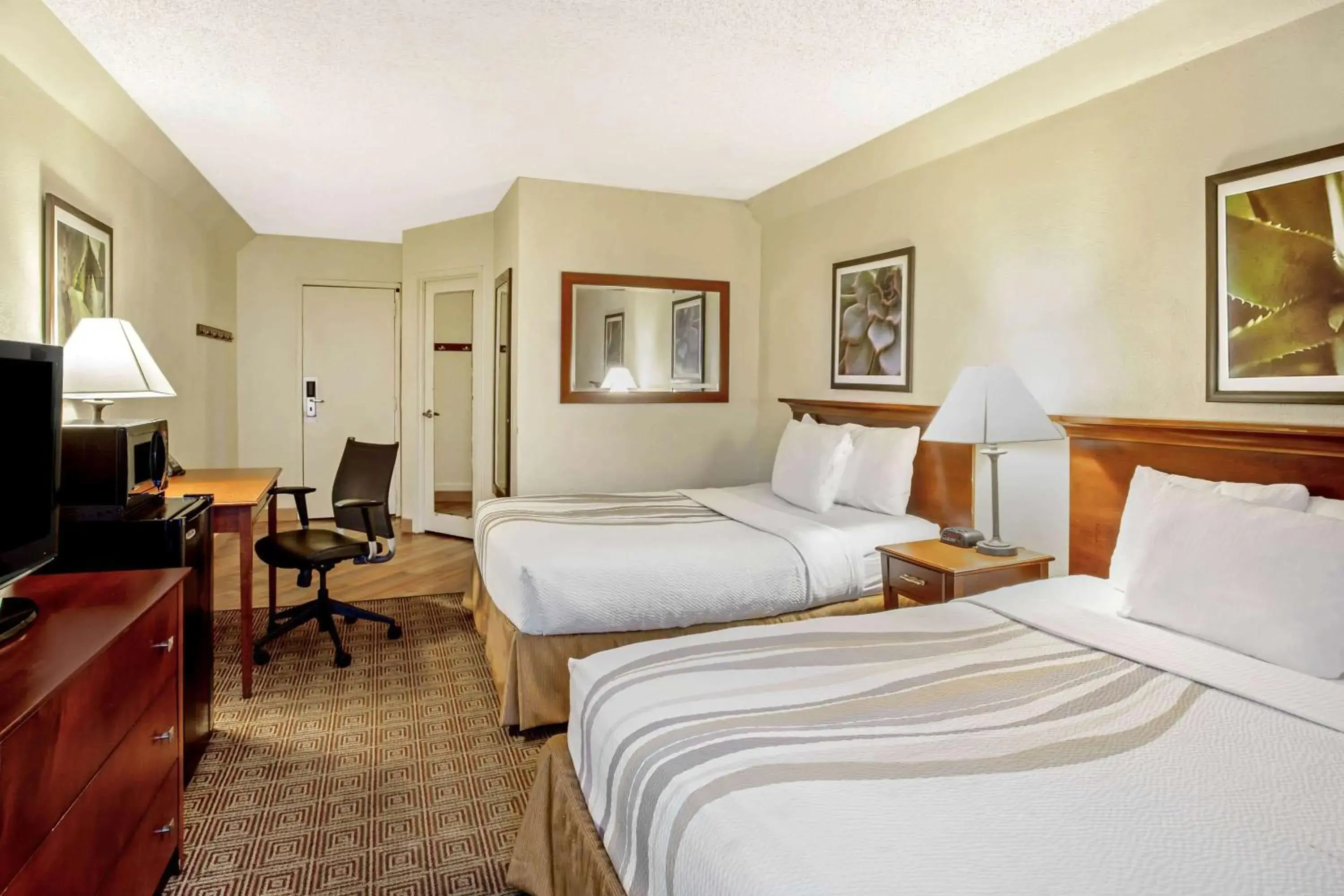 Photo of the whole room, Bed in La Quinta by Wyndham Stamford / New York City