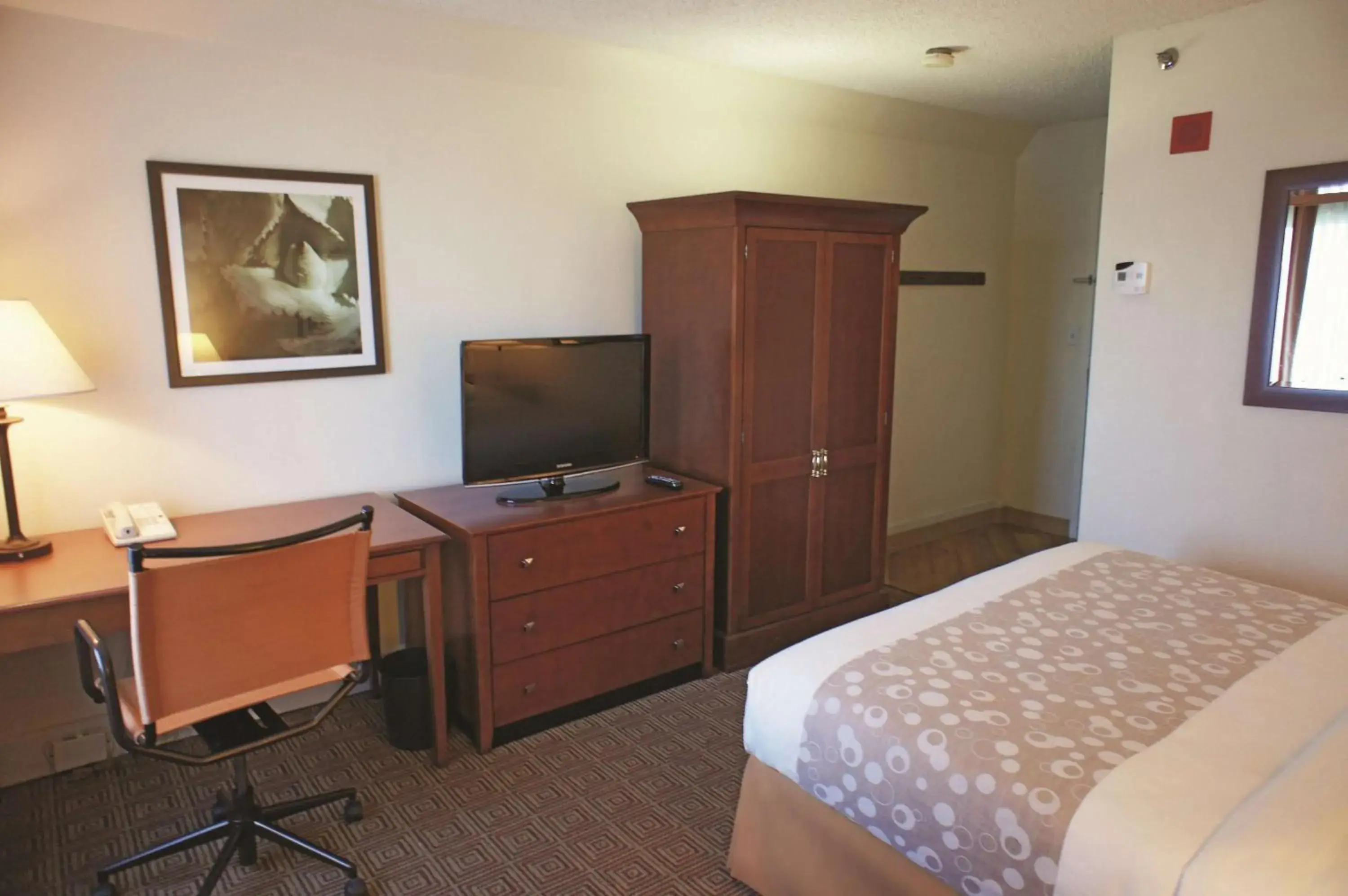 Photo of the whole room, Bed in La Quinta by Wyndham Stamford / New York City
