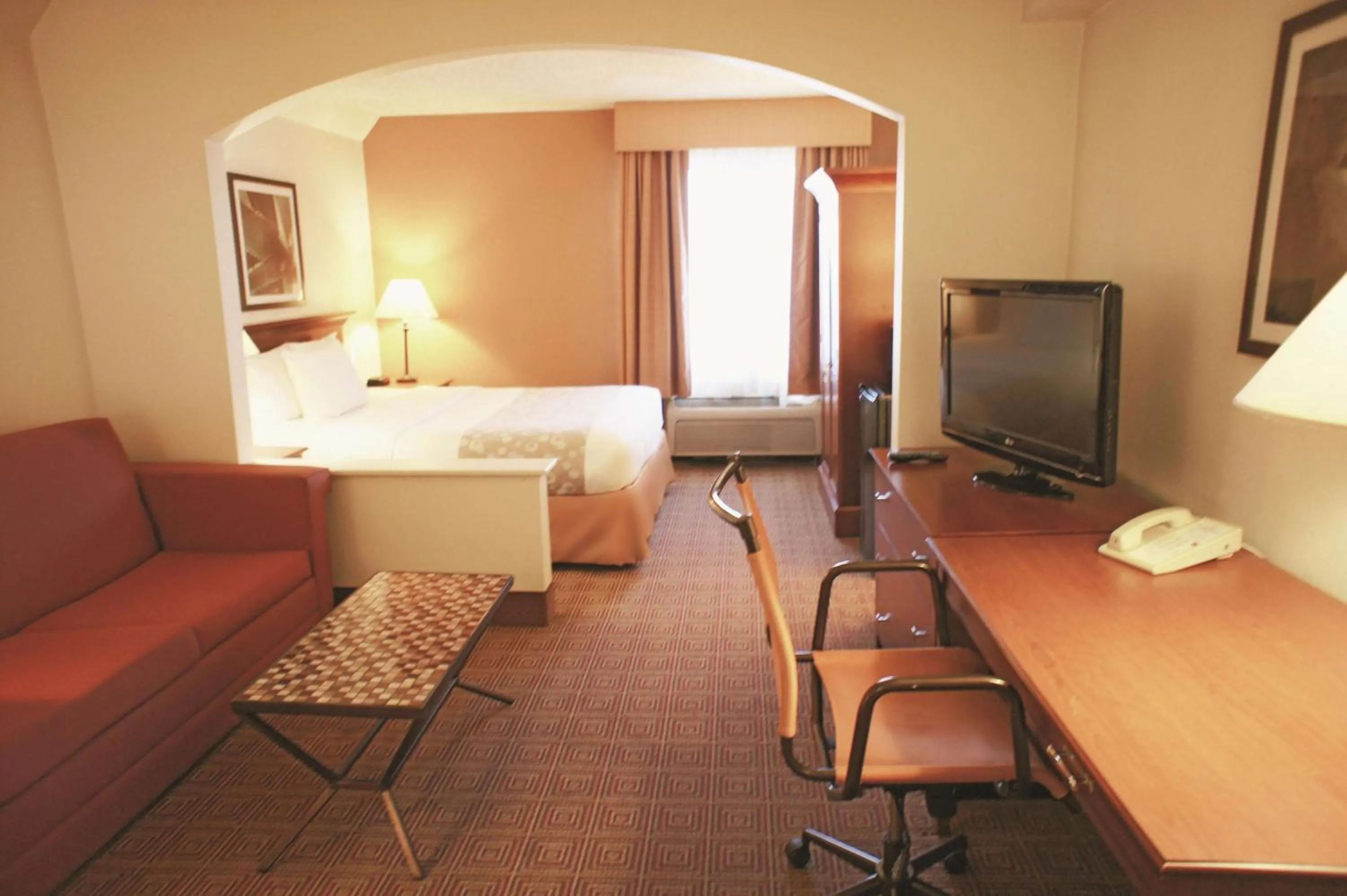 Photo of the whole room, Bed in La Quinta by Wyndham Stamford / New York City