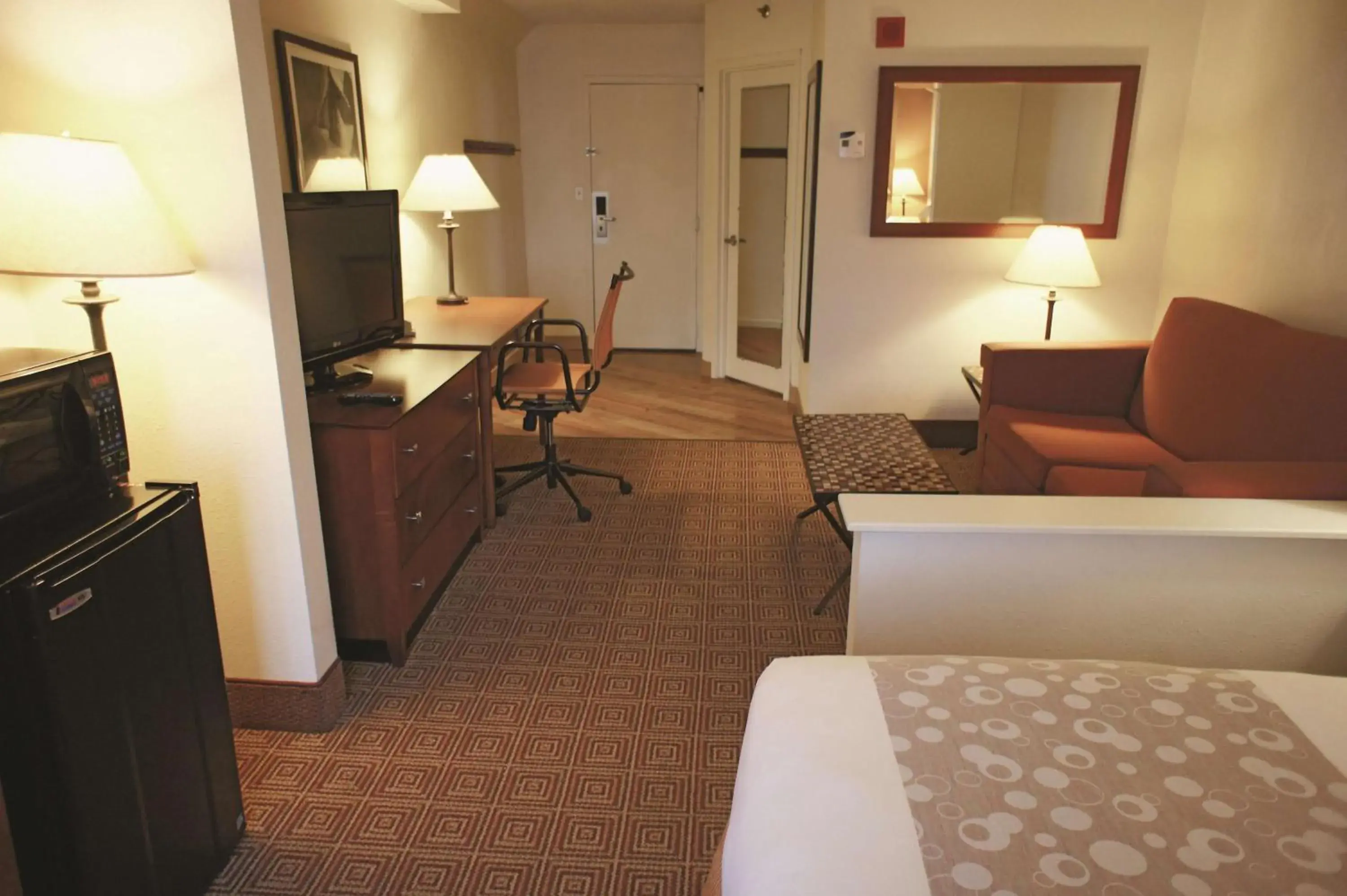 Photo of the whole room, Bed in La Quinta by Wyndham Stamford / New York City