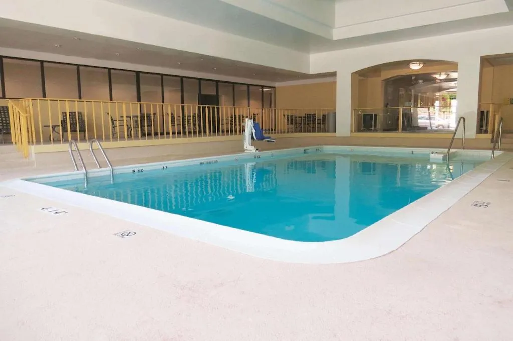 Pool view in La Quinta by Wyndham Stamford / New York City