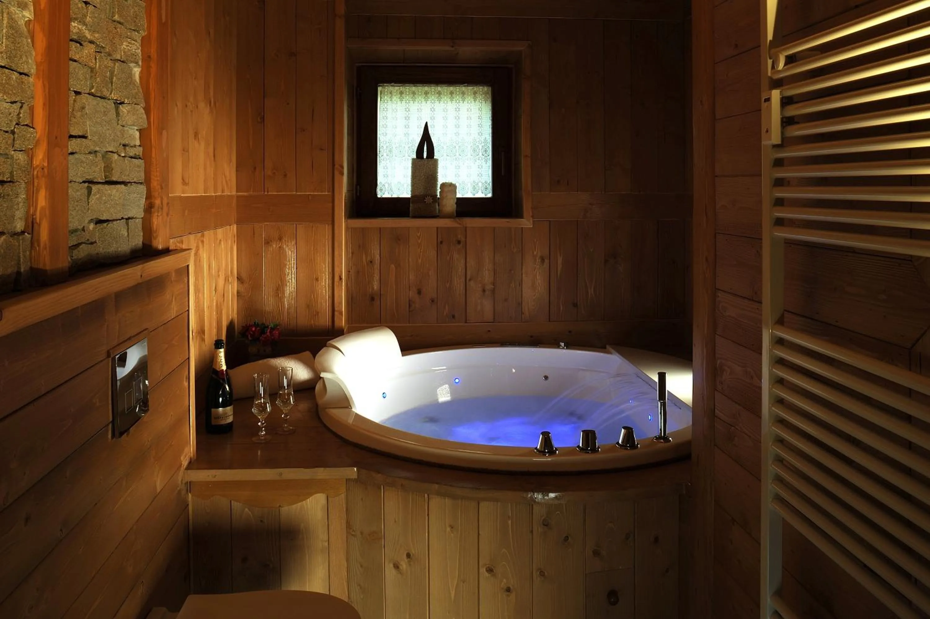 Hot Tub in Aparthotel Foyer d'antan SUITE con caminetto hammam o vasca idromassaggio