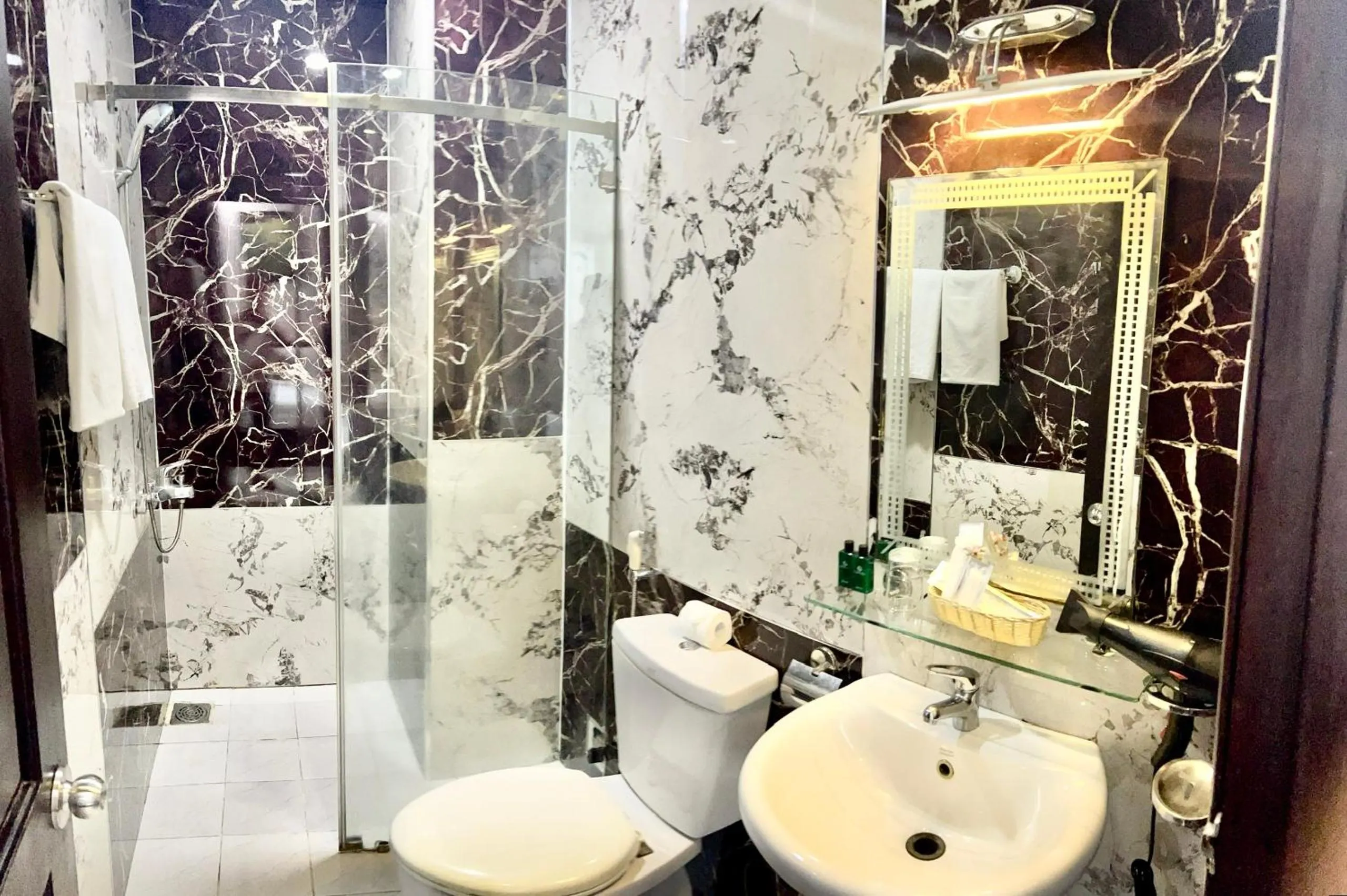 DDA Hotel District 1- Bùi Viện-Đề Thám Walking Street