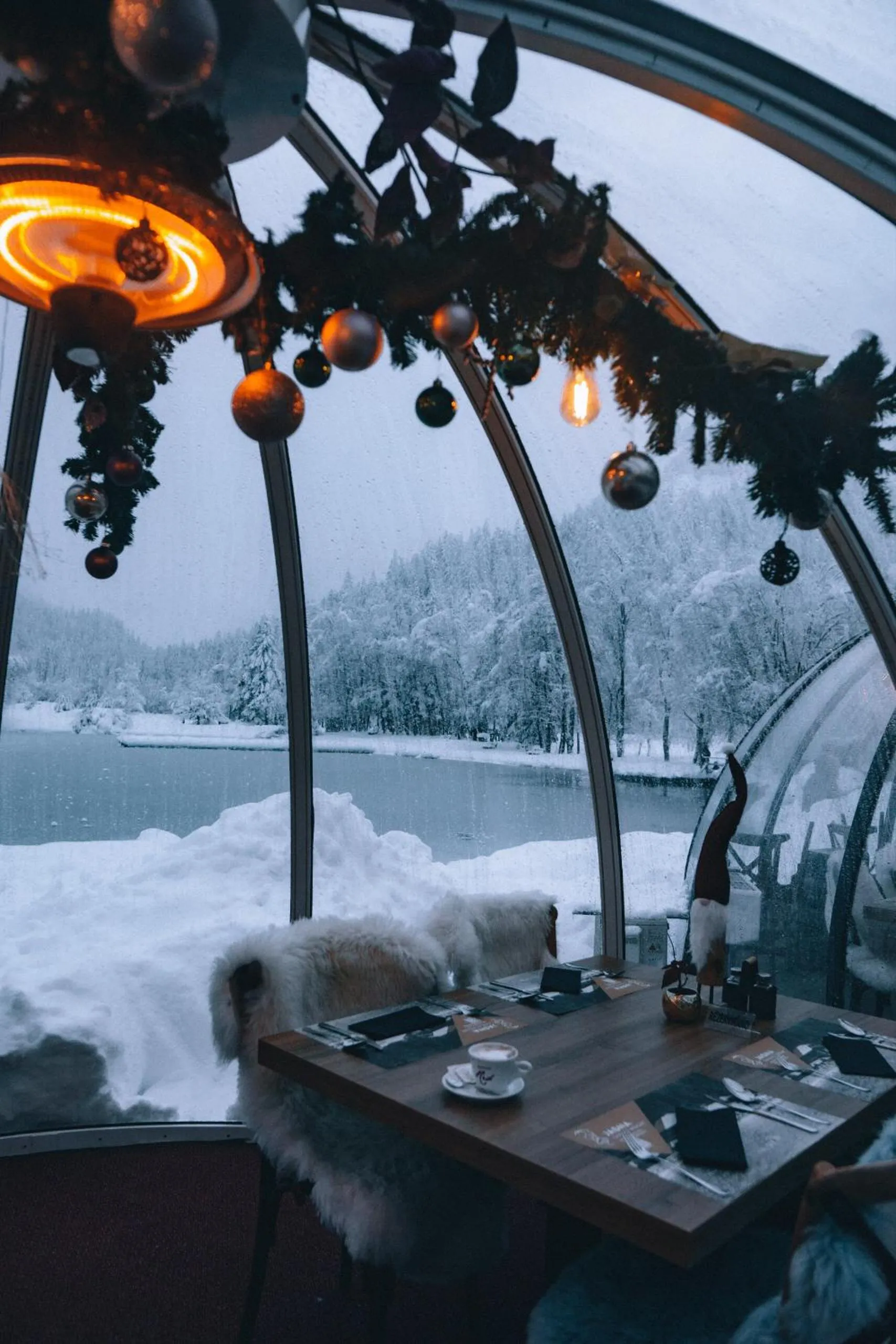 Restaurant/places to eat in JASNA NATUR Resort by the lake