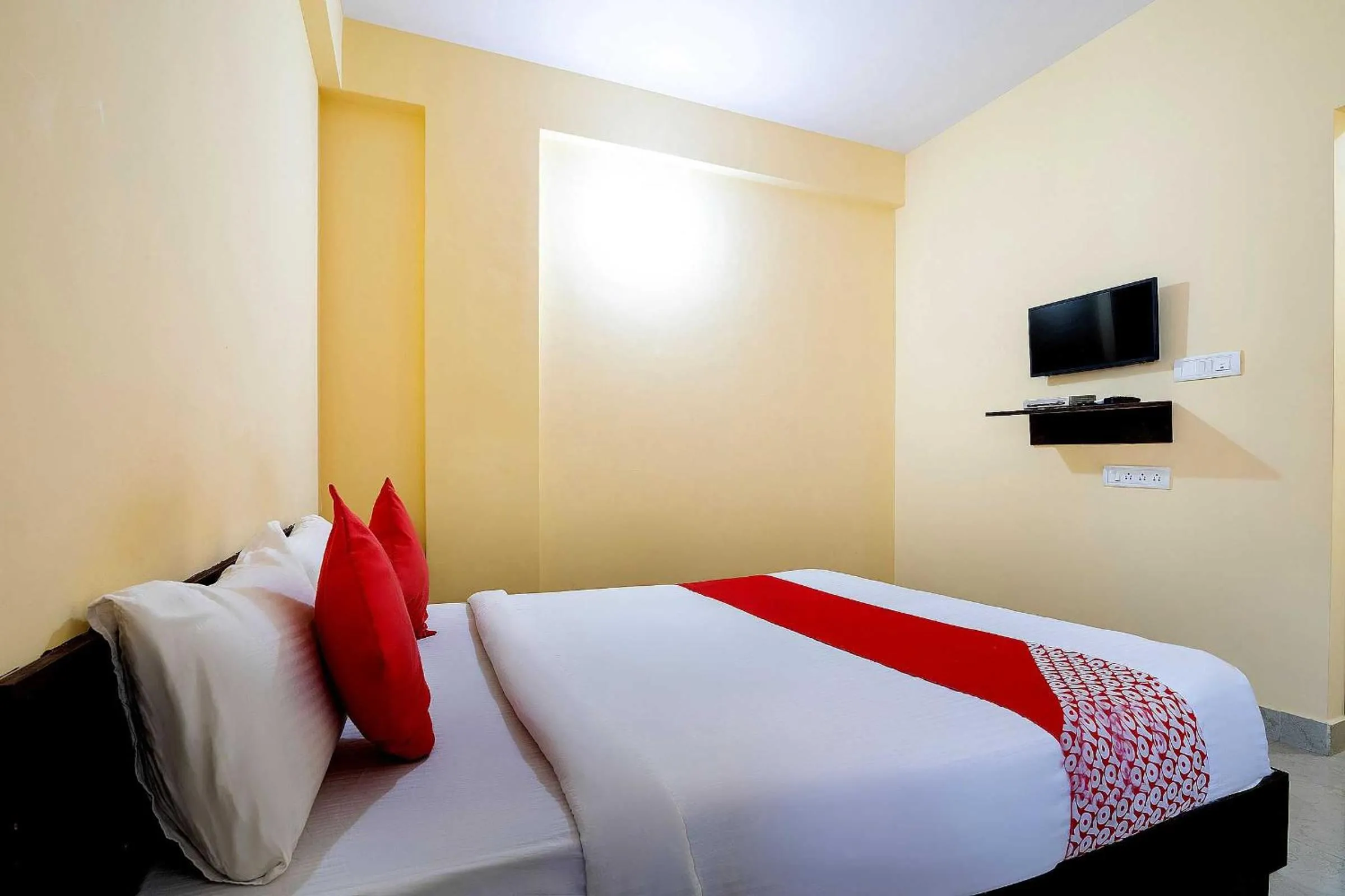 Lobby or reception, Bed in Hotel O Ashrey Comforts