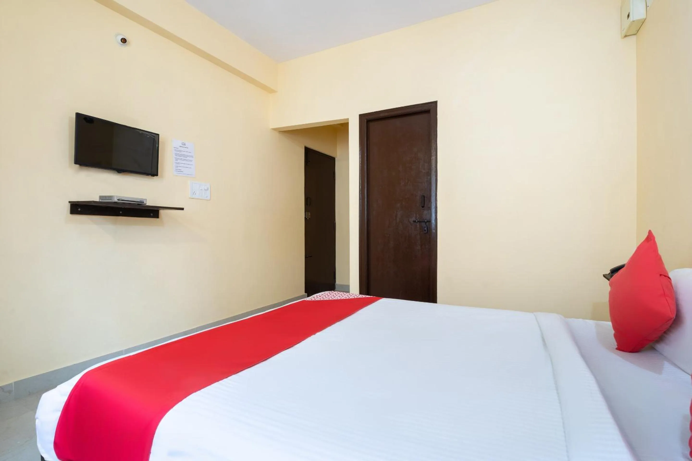 Bedroom, Bed in Hotel O Ashrey Comforts