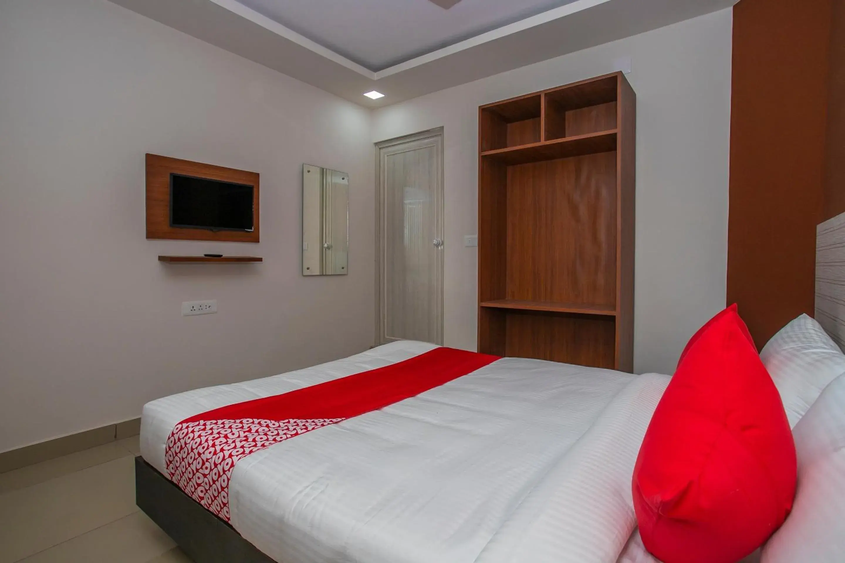 Hotel O Varcity Phi Premium Pavilion ,Above HDFC Bank ,Near Anjaneya Temple Madiwala, Hosur Main r Hotel O Varcity Phi Premium Pavilion ,Above HDFC Bank ,Near Anjaneya Temple Madiwala, Hosur Main r