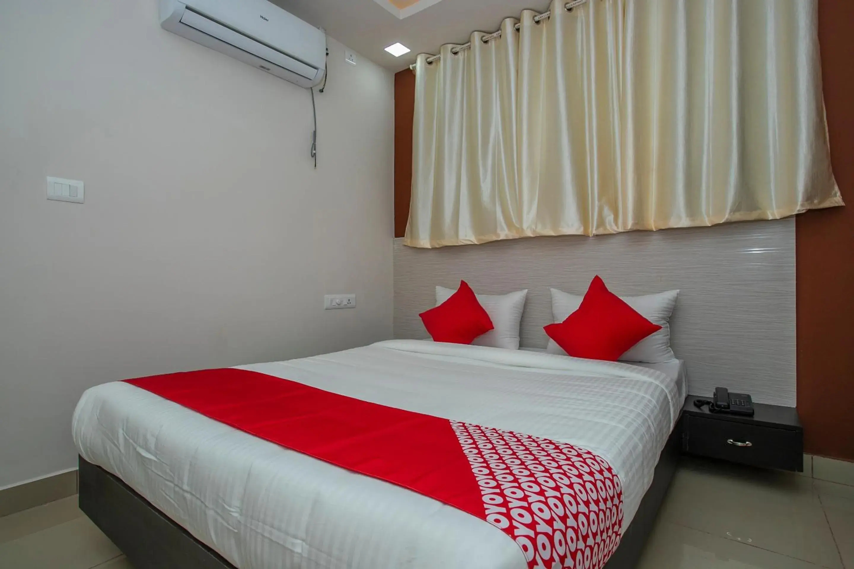 Bedroom, Bed in Hotel O Varcity Phi Premium Pavilion ,Above HDFC Bank ,Near Anjaneya Temple Madiwala, Hosur Main r Bedroom, Bed in Hotel O Varcity Phi Premium Pavilion ,Above HDFC Bank ,Near Anjaneya Temple Madiwala, Hosur Main r