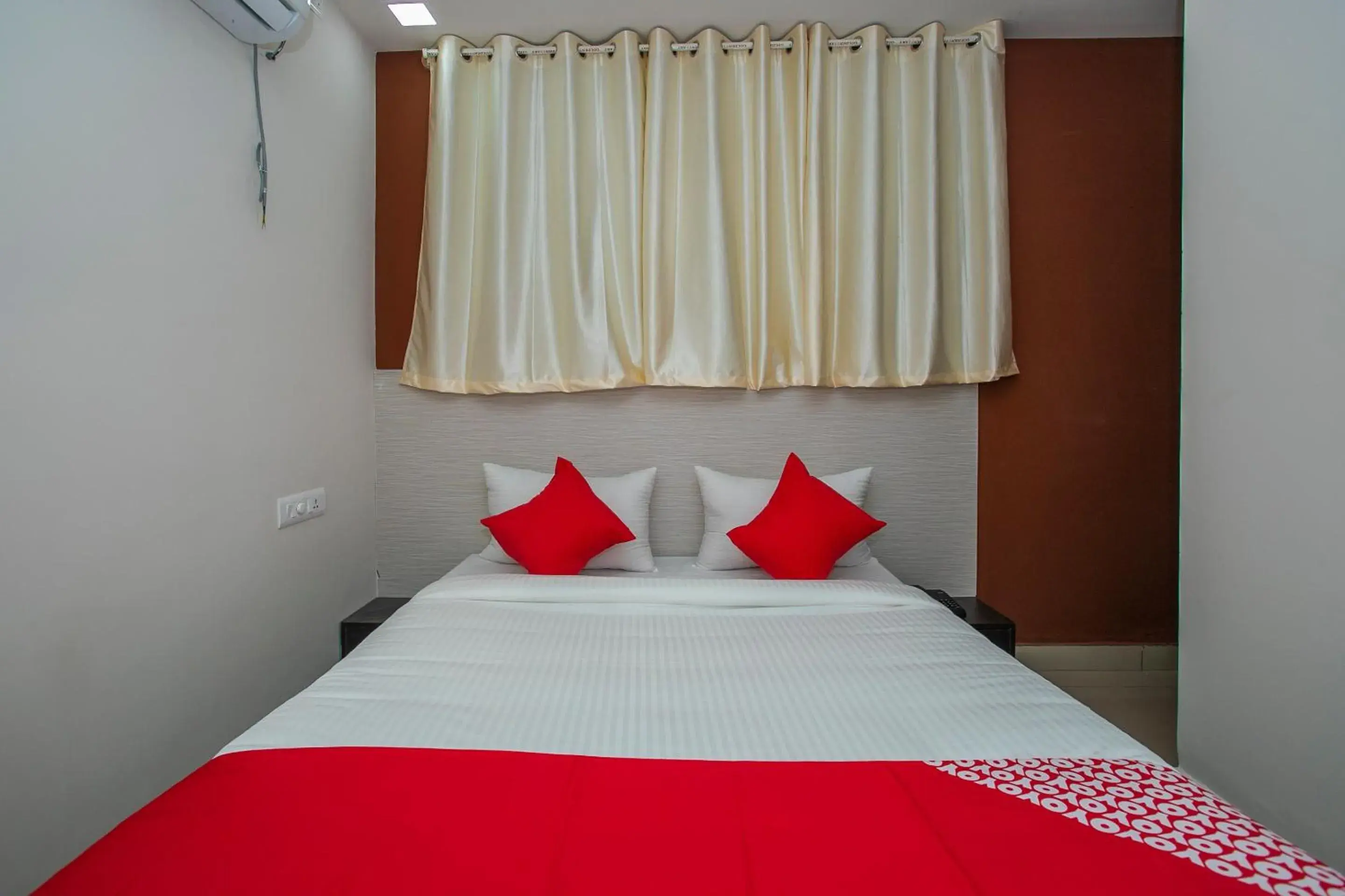 Bedroom, Bed in Hotel O Varcity Phi Premium Pavilion ,Above HDFC Bank ,Near Anjaneya Temple Madiwala, Hosur Main r Bedroom, Bed in Hotel O Varcity Phi Premium Pavilion ,Above HDFC Bank ,Near Anjaneya Temple Madiwala, Hosur Main r