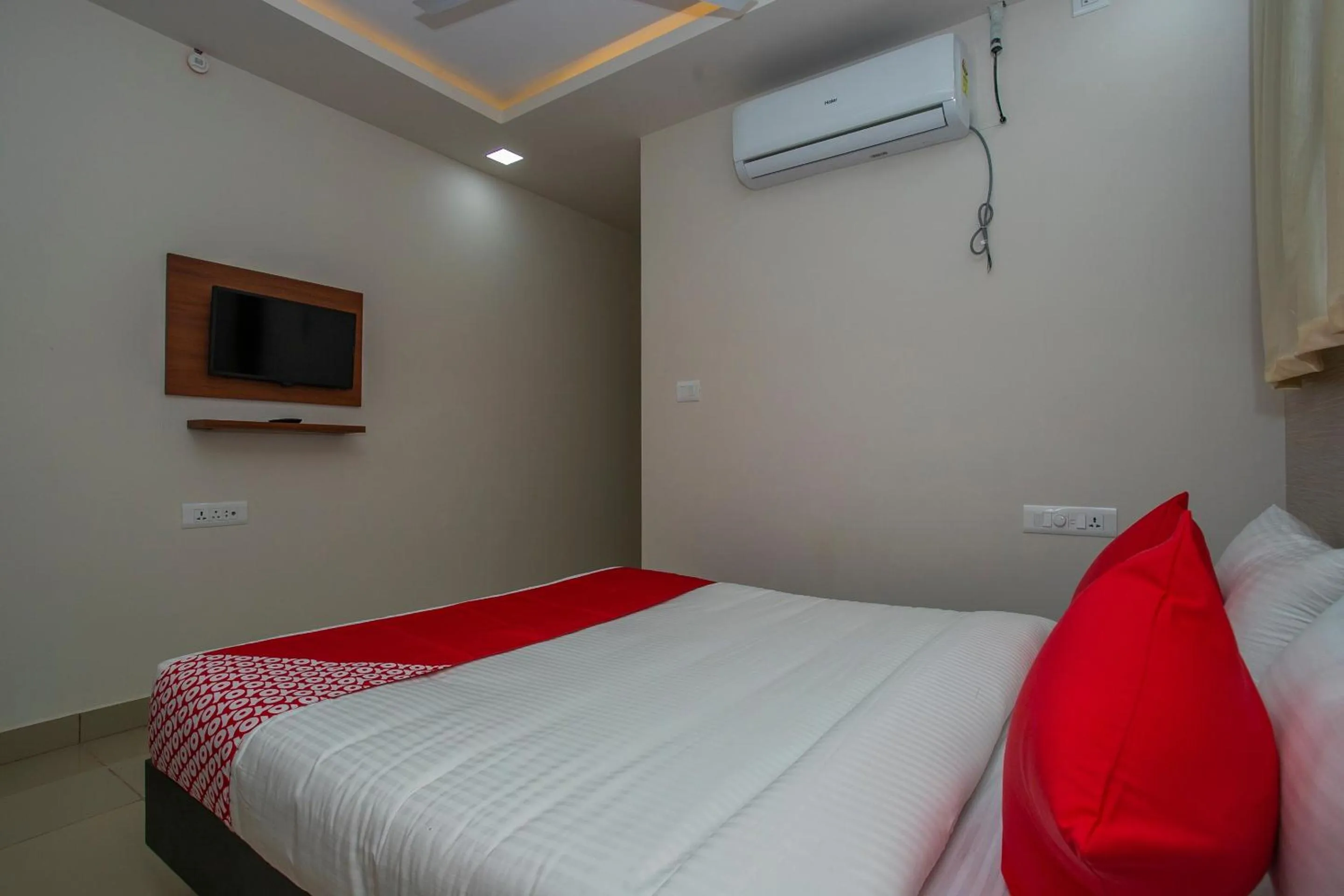Bedroom, Bed in Hotel O Varcity Phi Premium Pavilion ,Above HDFC Bank ,Near Anjaneya Temple Madiwala, Hosur Main r