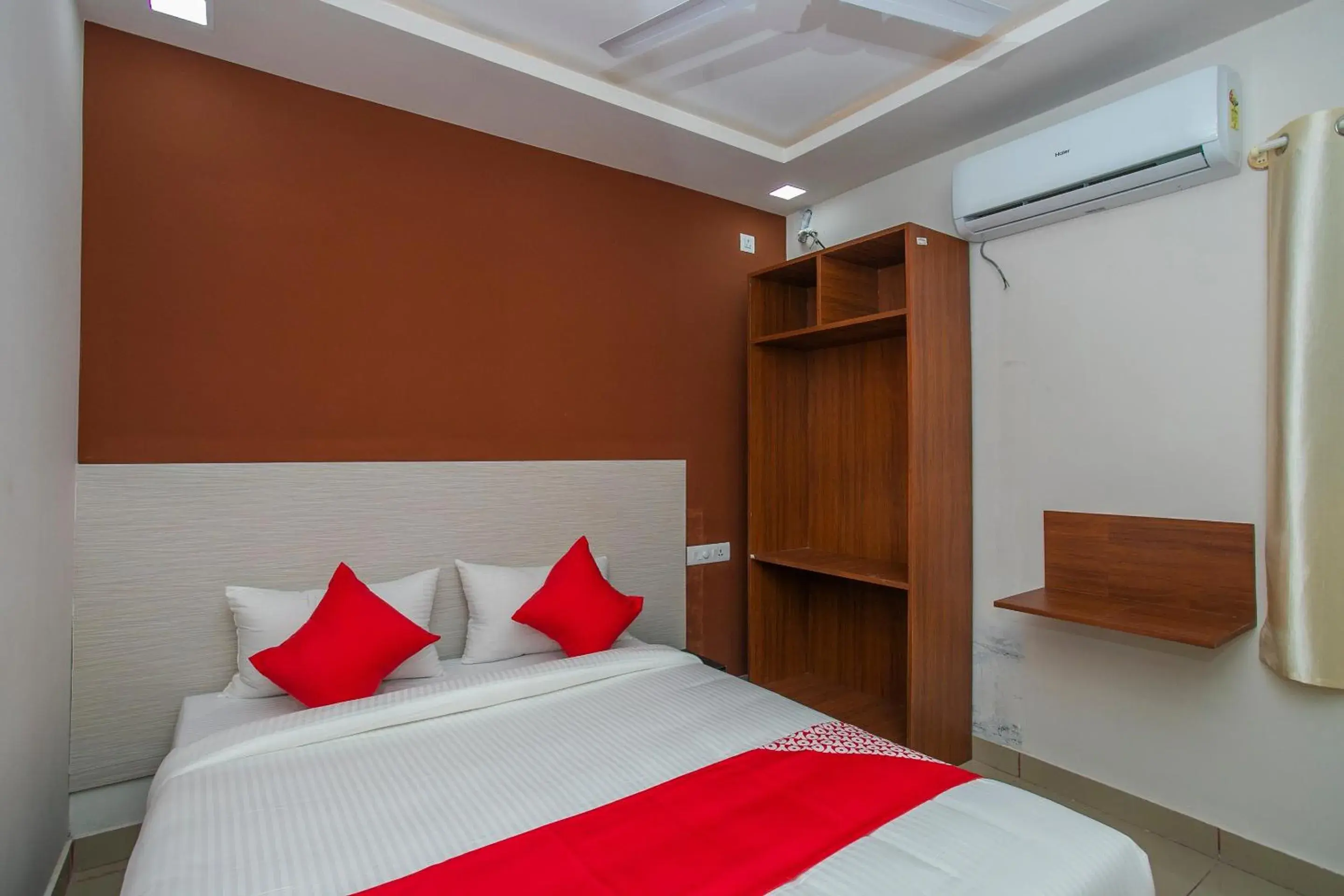 Hotel O Varcity Phi Premium Pavilion ,Above HDFC Bank ,Near Anjaneya Temple Madiwala, Hosur Main r Hotel O Varcity Phi Premium Pavilion ,Above HDFC Bank ,Near Anjaneya Temple Madiwala, Hosur Main r