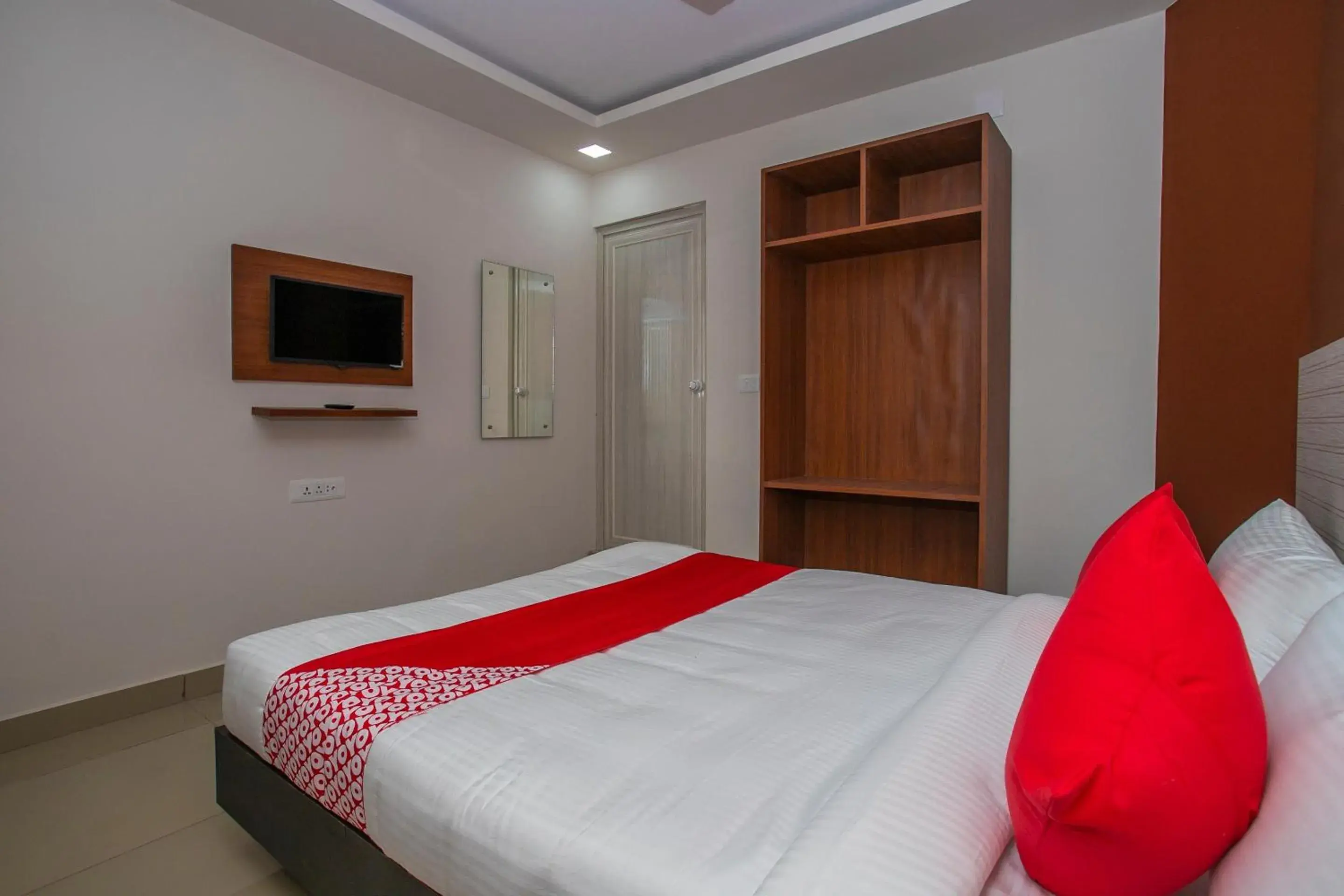 Hotel O Varcity Phi Premium Pavilion ,Above HDFC Bank ,Near Anjaneya Temple Madiwala, Hosur Main r Hotel O Varcity Phi Premium Pavilion ,Above HDFC Bank ,Near Anjaneya Temple Madiwala, Hosur Main r