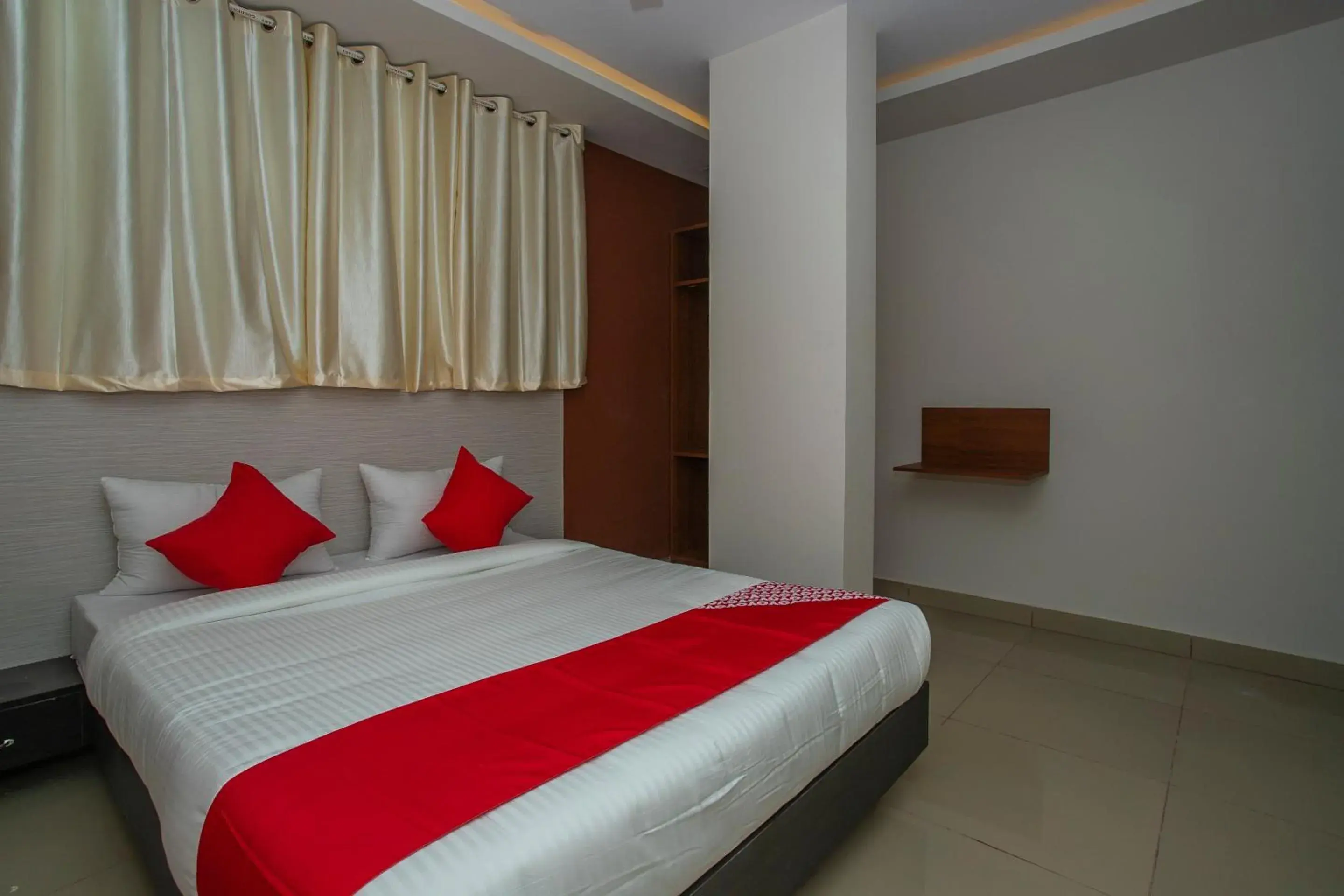 Bedroom, Bed in Hotel O Varcity Phi Premium Pavilion ,Above HDFC Bank ,Near Anjaneya Temple Madiwala, Hosur Main r Bedroom, Bed in Hotel O Varcity Phi Premium Pavilion ,Above HDFC Bank ,Near Anjaneya Temple Madiwala, Hosur Main r