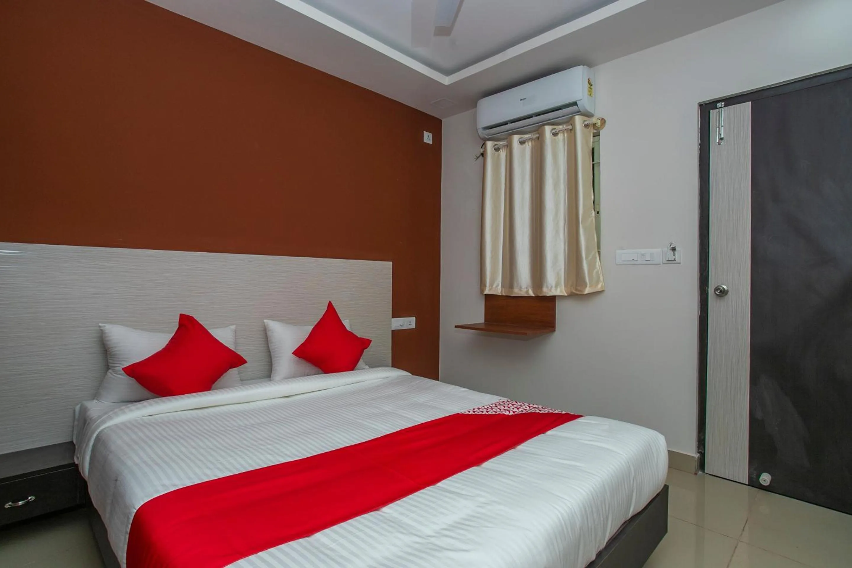 Bedroom, Bed in Hotel O Varcity Phi Premium Pavilion ,Above HDFC Bank ,Near Anjaneya Temple Madiwala, Hosur Main r