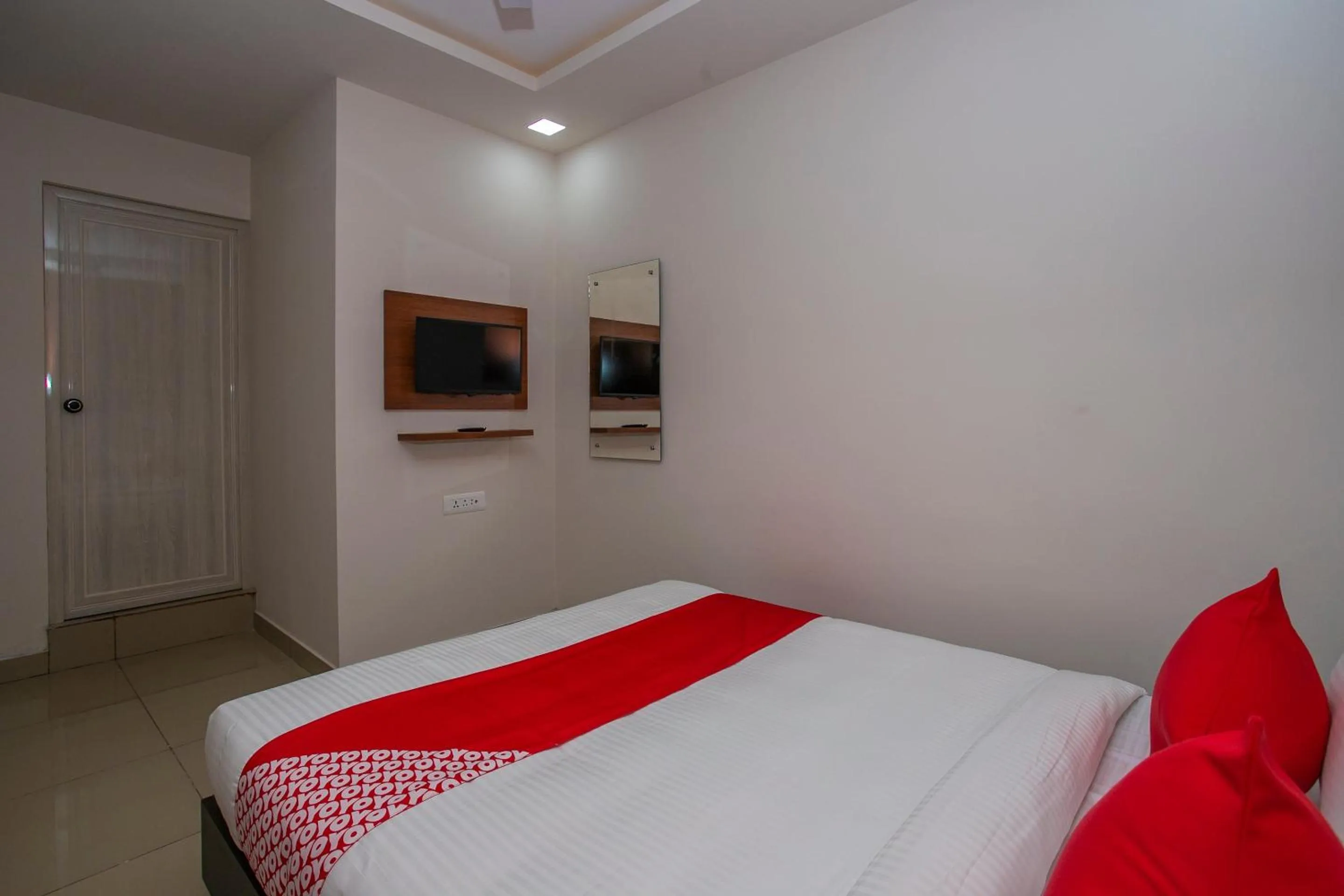 Bedroom, Bed in Hotel O Varcity Phi Premium Pavilion ,Above HDFC Bank ,Near Anjaneya Temple Madiwala, Hosur Main r