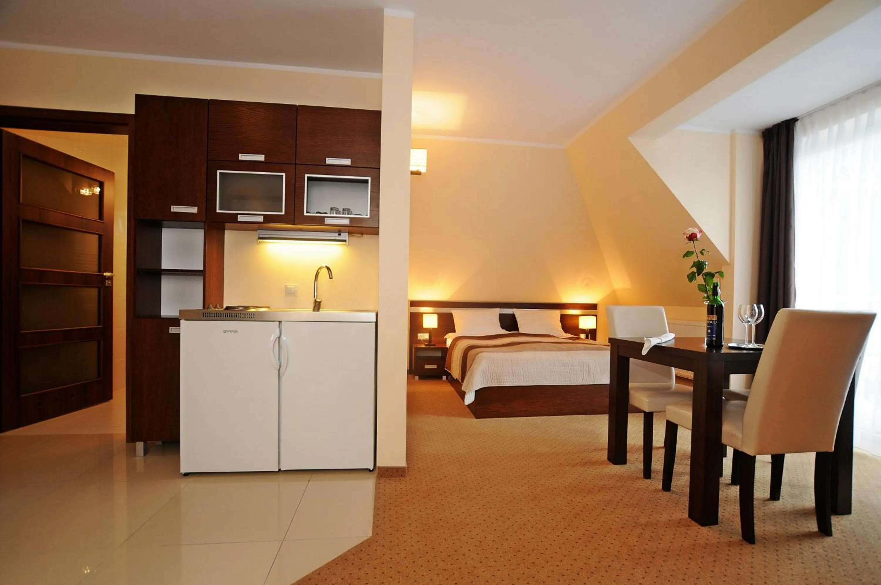 Photo of the whole room, Bed in Americano