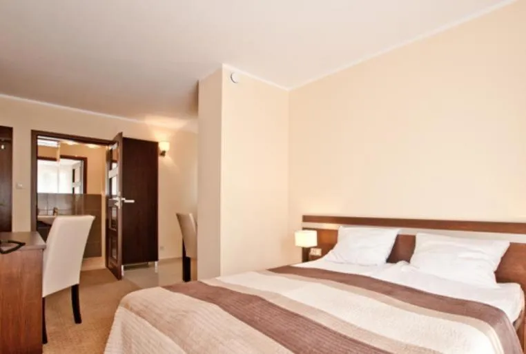 Bedroom, Bed in Americano