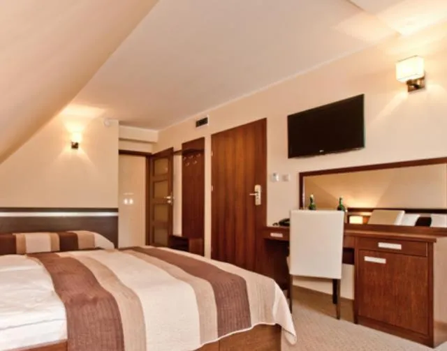 Bedroom, Bed in Americano