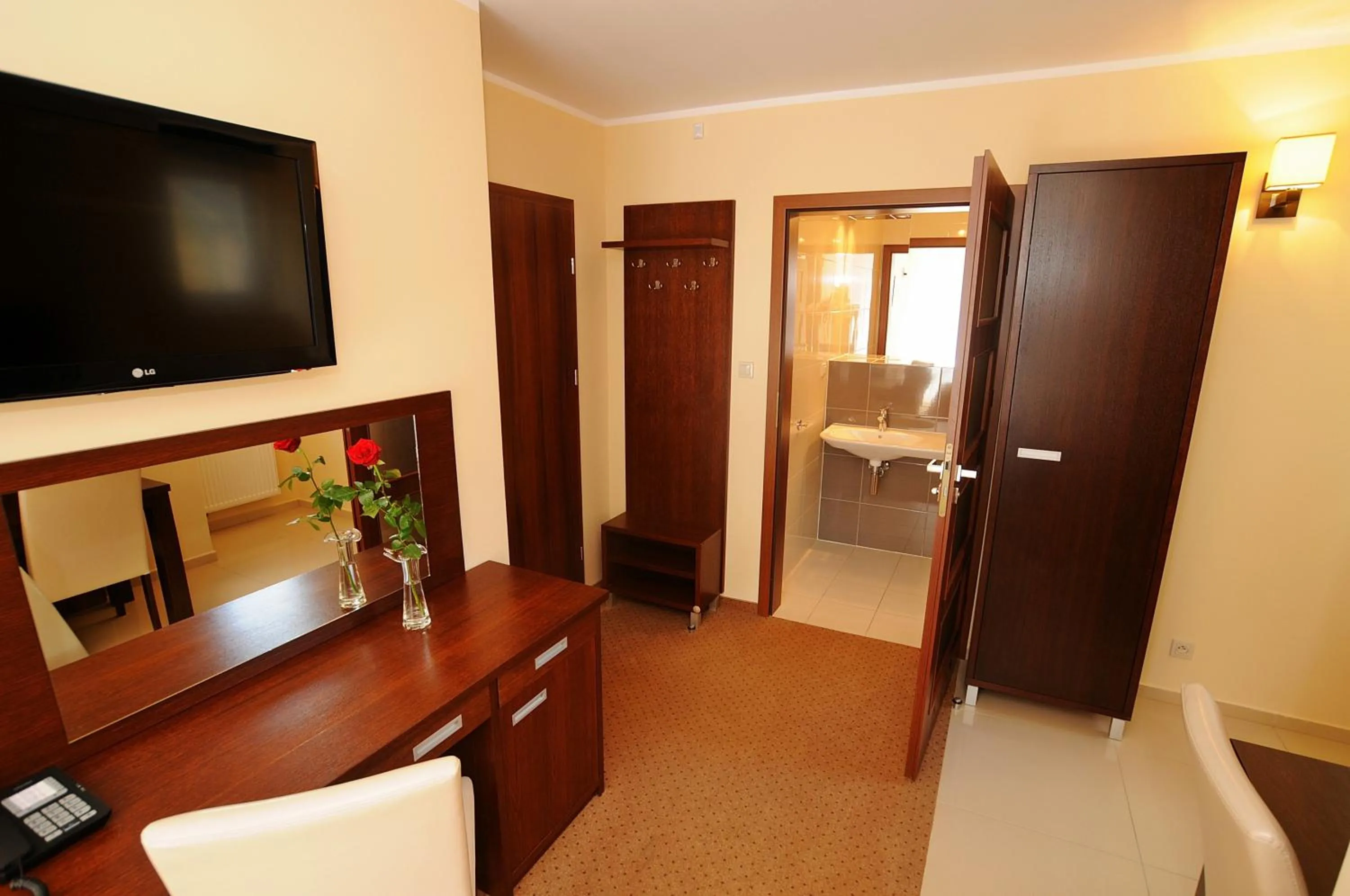 Bedroom, Bed in Americano