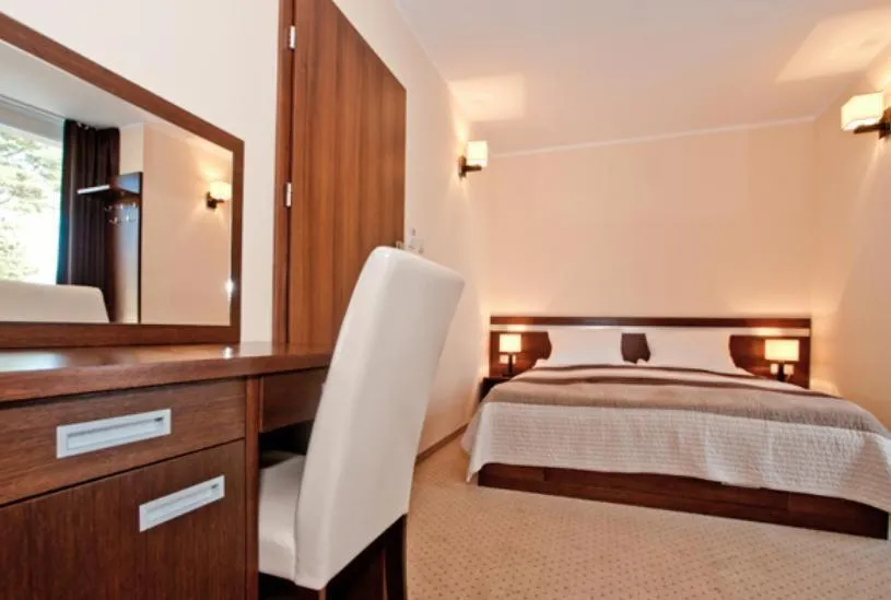Bedroom, Bed in Americano