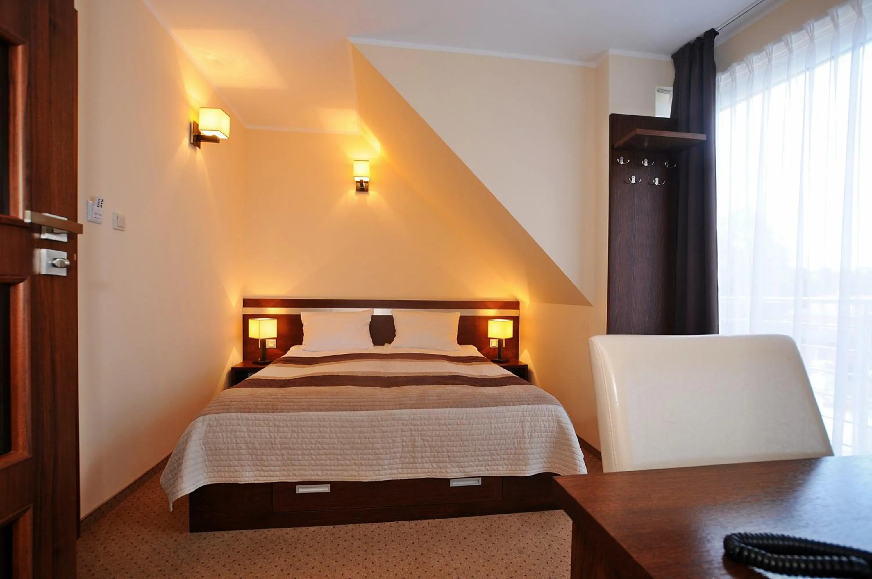Bedroom, Bed in Americano