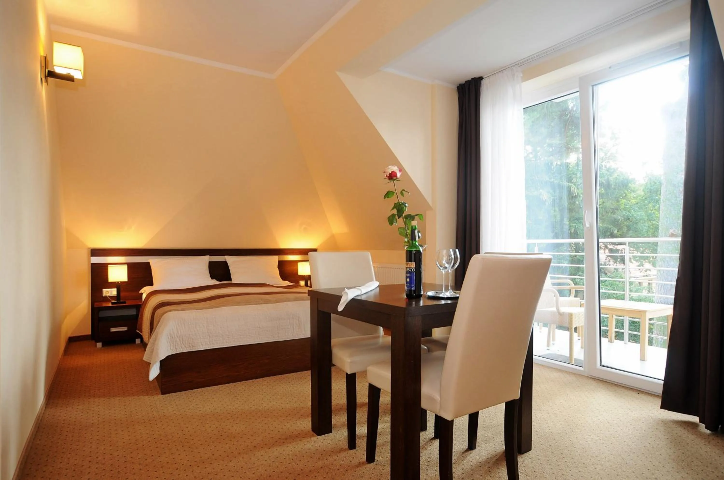 Bedroom, Bed in Americano