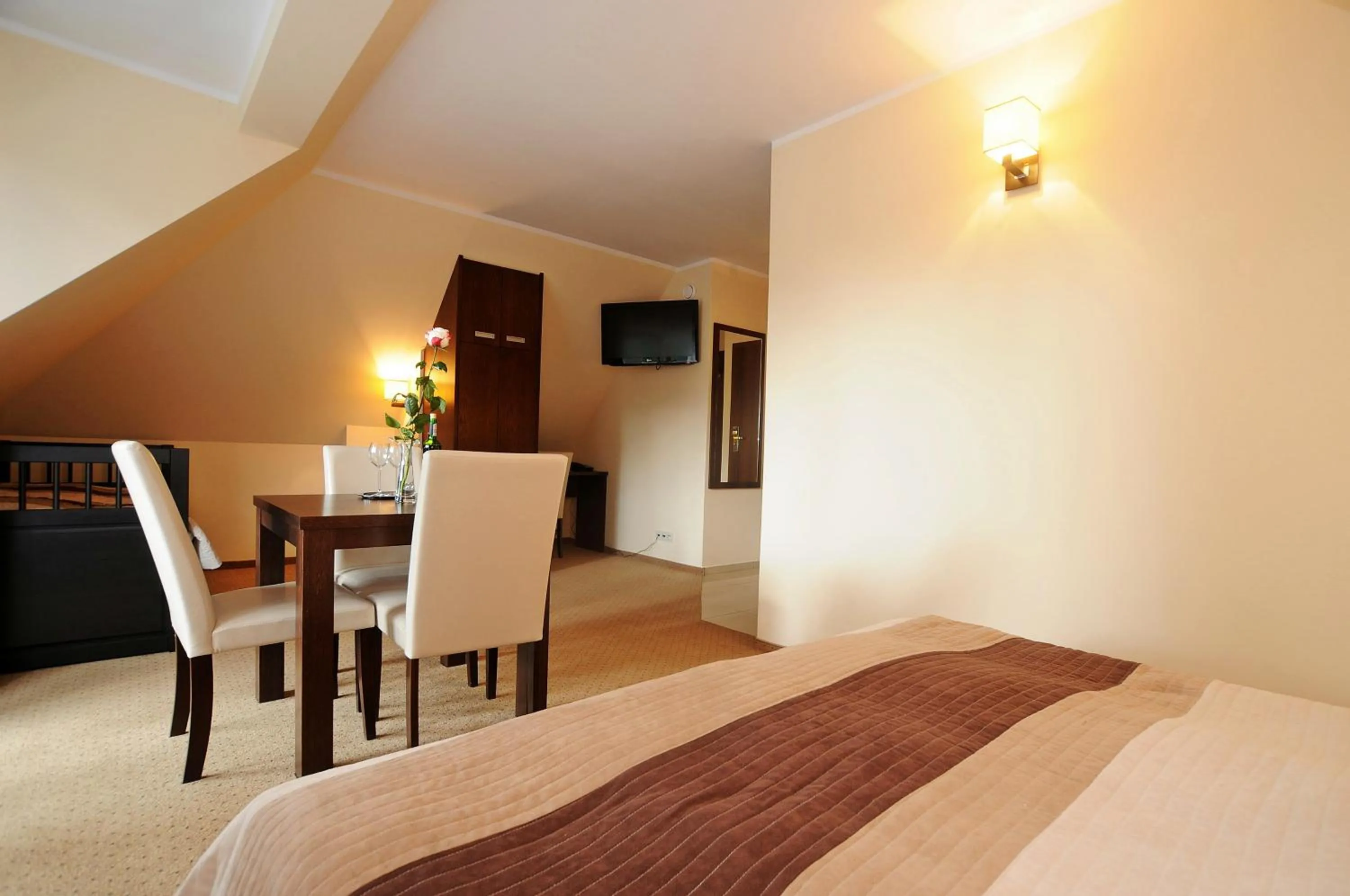 Bedroom, Bed in Americano