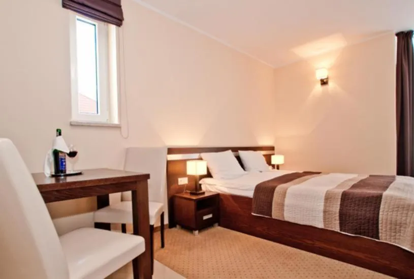 Bedroom, Bed in Americano