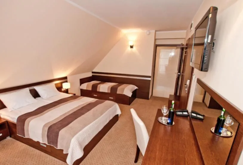Bedroom, Bed in Americano
