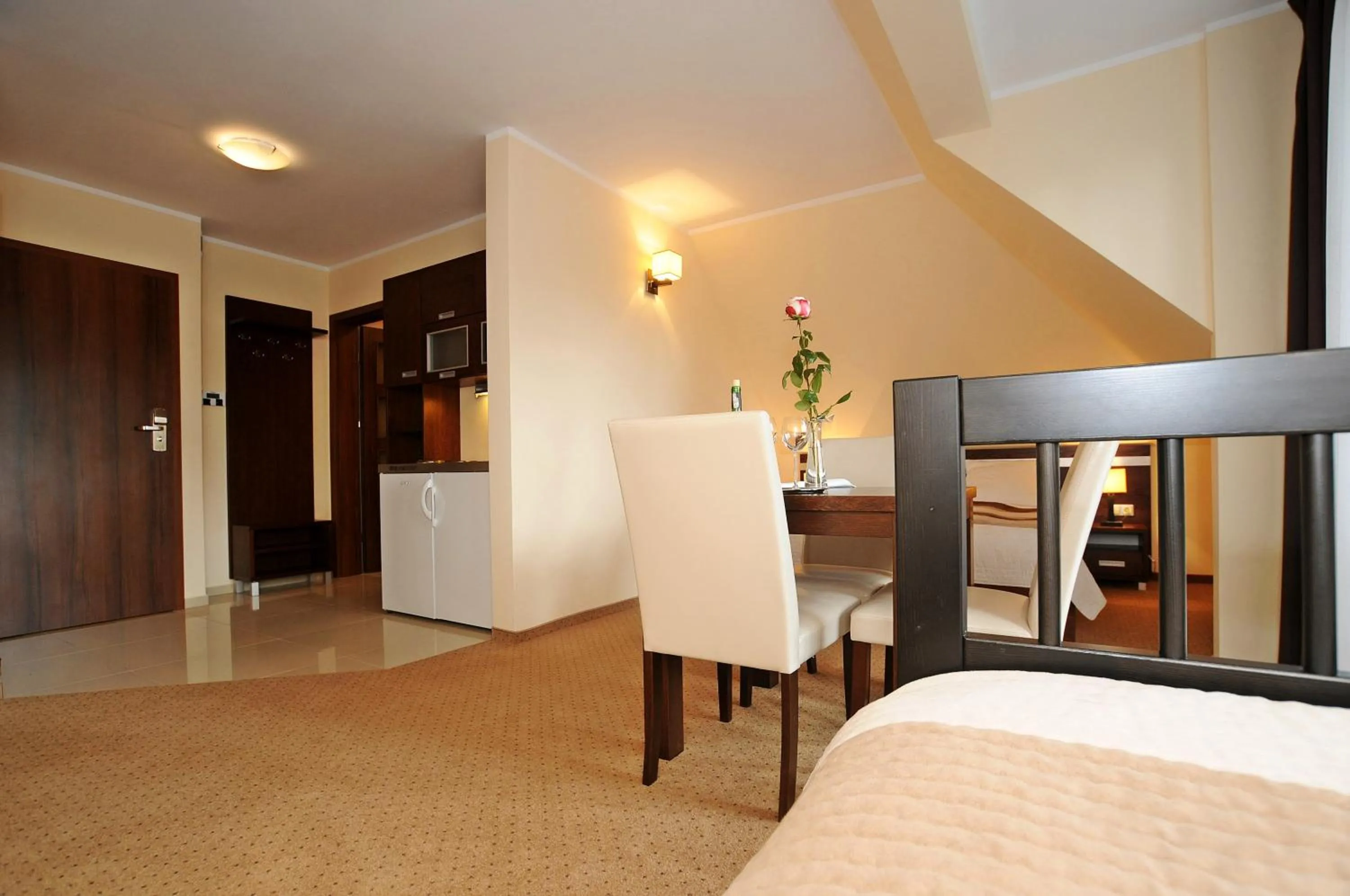 Bedroom, Bed in Americano