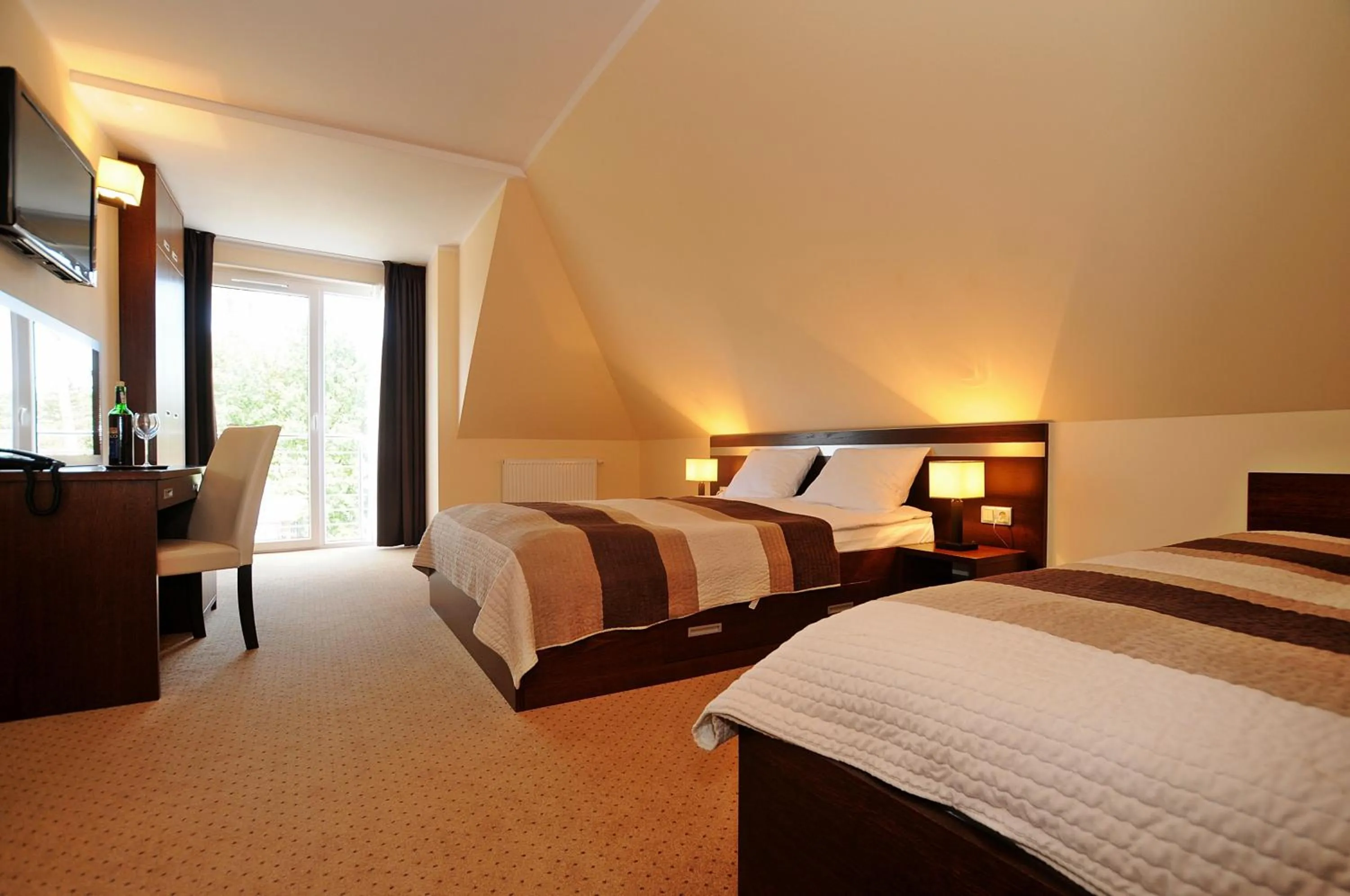Bedroom, Bed in Americano