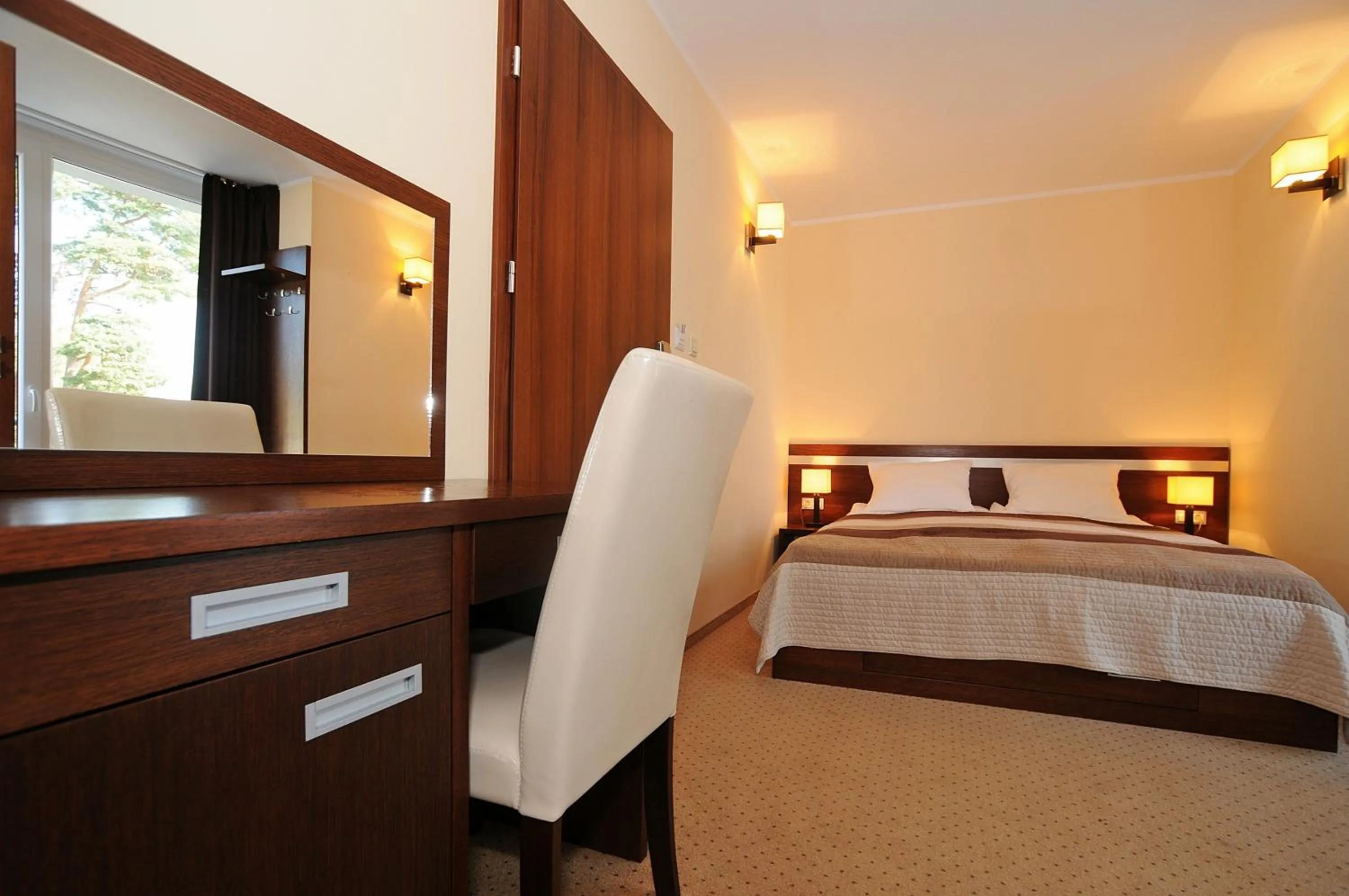 Bedroom, Bed in Americano