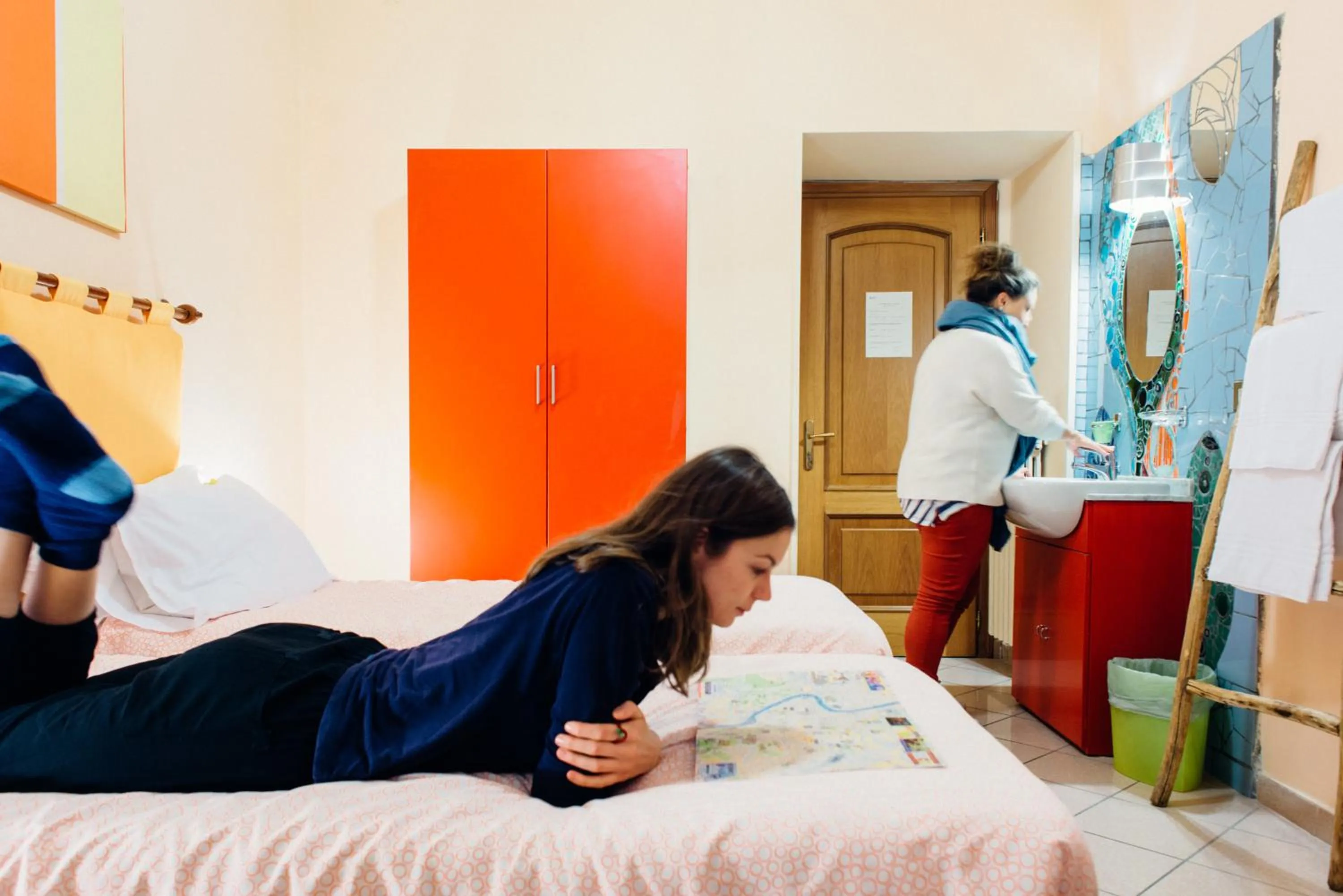 People, Bed in The Beehive Hostel