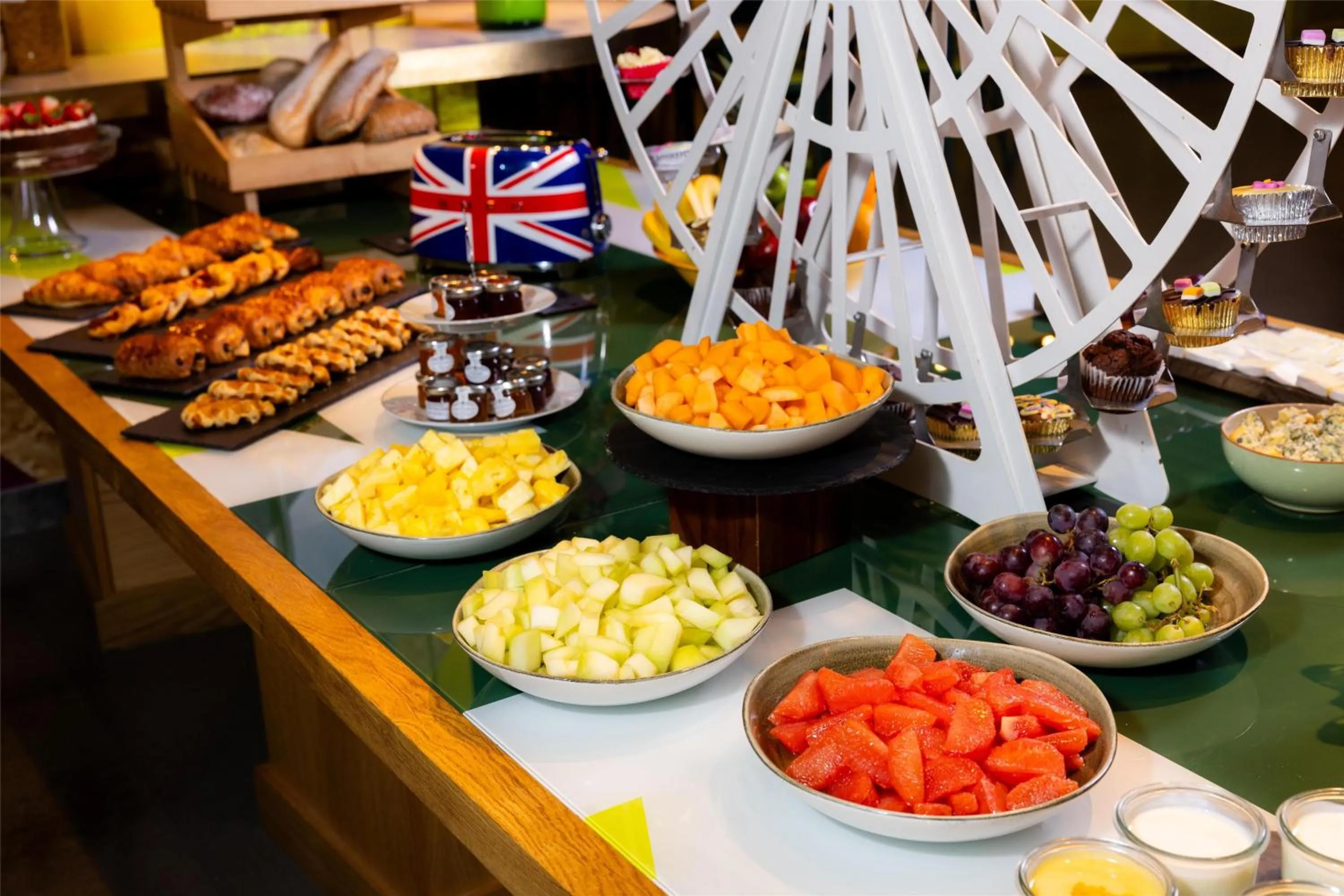 Restaurant/places to eat in nhow London