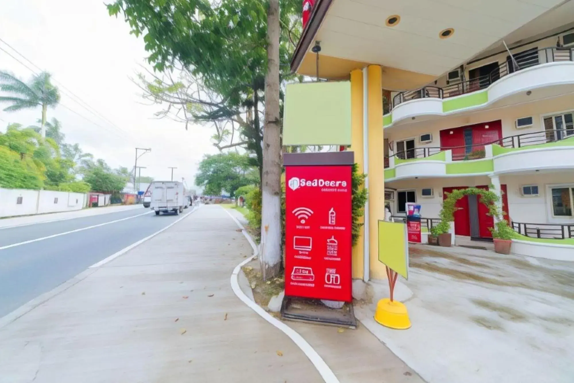 Facade/entrance in RedDoorz at Tagaytay Road Facade/entrance in RedDoorz at Tagaytay Road